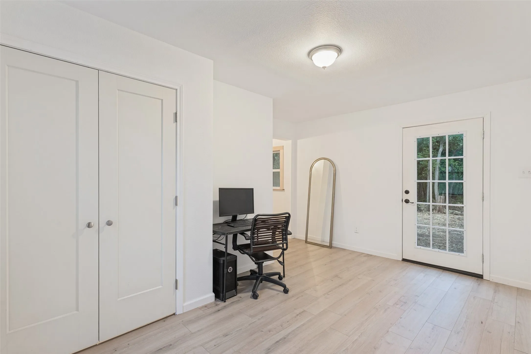 Single Family Residence For Sale in Denton County , 201 E 9th Street, Shady Shores, Texas 76208, 1 Bedroom, 1 Bathroom, Garage spaces, 1,342 Sqft, built in 1956, mls#21385739, Real Estate Agent in Shady Shores, Homes For Sale in Denton county, Homes For Sale in Shady Shores, Realtor in Shady Shores Texas, Real Estate Brokerage Independent Realty Texas, Luminita Cordes Realtor