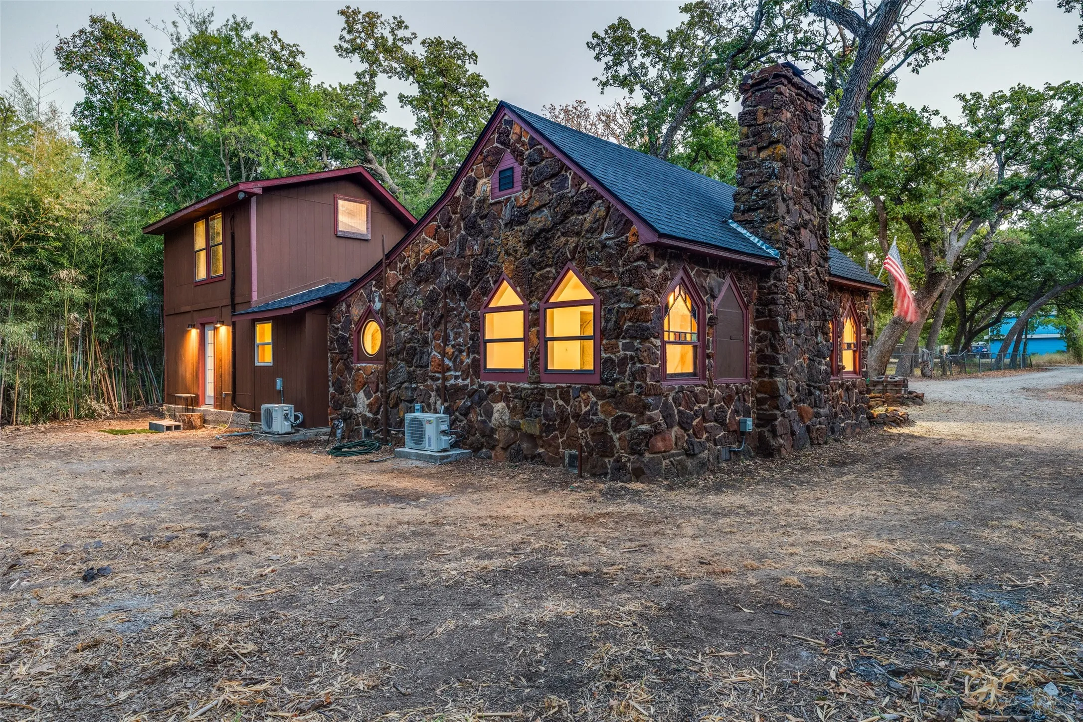 Single Family Residence For Sale in Denton County , 201 E 9th Street, Shady Shores, Texas 76208, 1 Bedroom, 1 Bathroom, Garage spaces, 1,342 Sqft, built in 1956, mls#21385739, Real Estate Agent in Shady Shores, Homes For Sale in Denton county, Homes For Sale in Shady Shores, Realtor in Shady Shores Texas, Real Estate Brokerage Independent Realty Texas, Luminita Cordes Realtor
