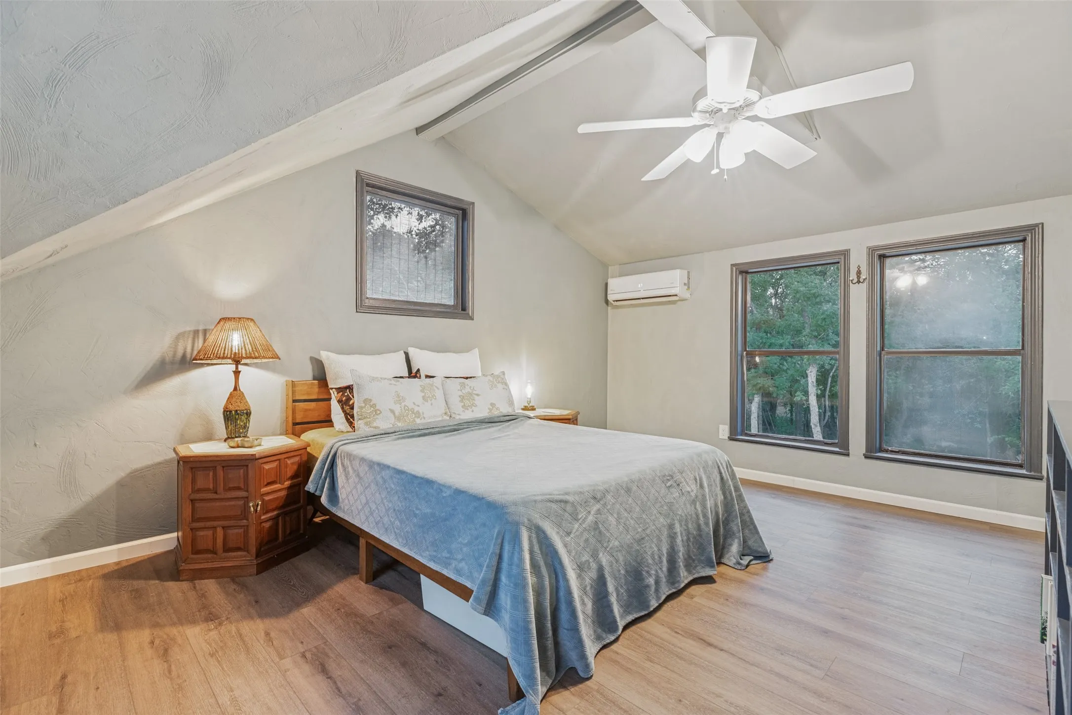 Single Family Residence For Sale in Denton County , 201 E 9th Street, Shady Shores, Texas 76208, 1 Bedroom, 1 Bathroom, Garage spaces, 1,342 Sqft, built in 1956, mls#21385739, Real Estate Agent in Shady Shores, Homes For Sale in Denton county, Homes For Sale in Shady Shores, Realtor in Shady Shores Texas, Real Estate Brokerage Independent Realty Texas, Luminita Cordes Realtor