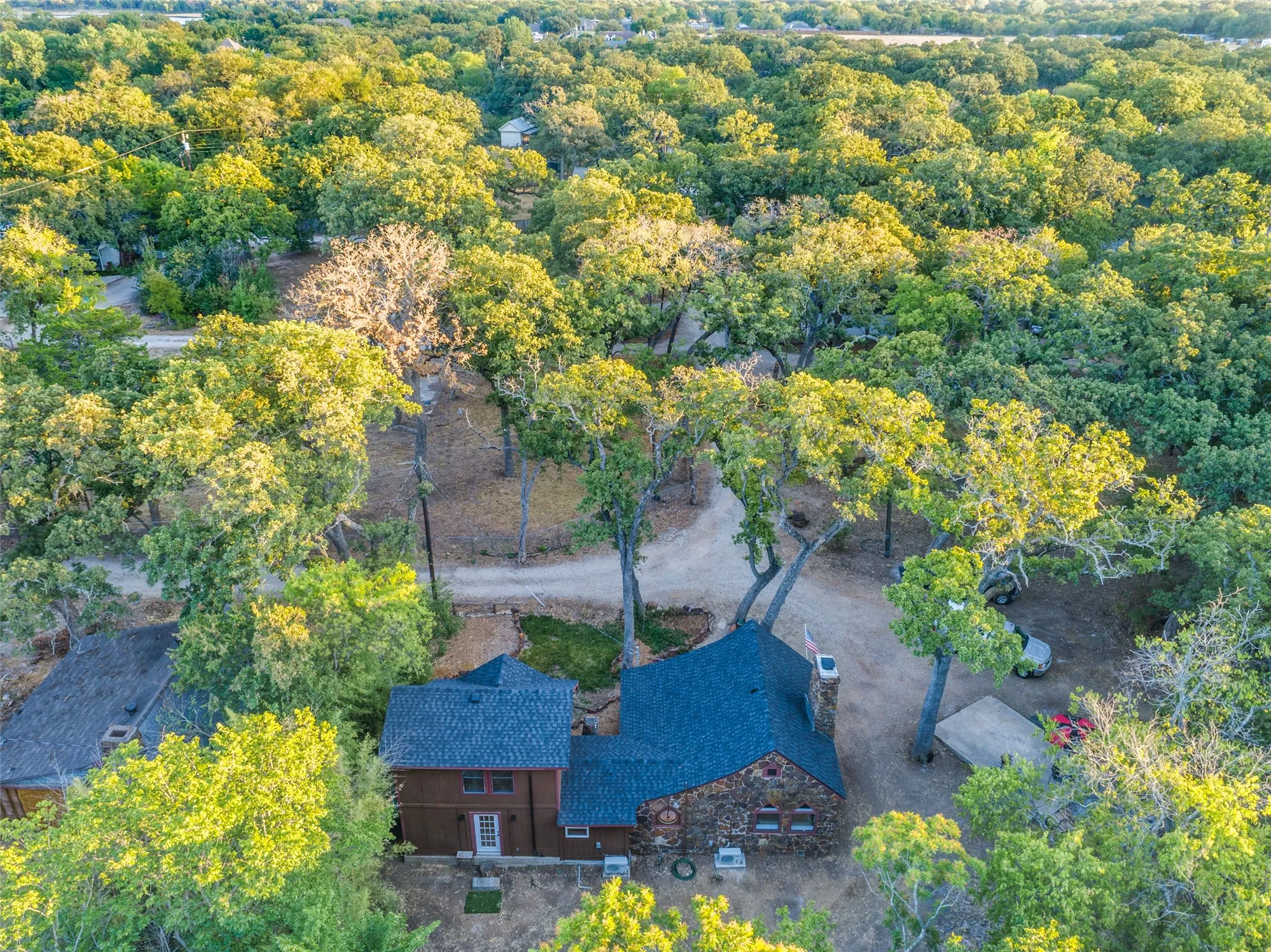Single Family Residence For Sale in Denton County , 201 E 9th Street, Shady Shores, Texas 76208, 1 Bedroom, 1 Bathroom, Garage spaces, 1,342 Sqft, built in 1956, mls#21385739, Real Estate Agent in Shady Shores, Homes For Sale in Denton county, Homes For Sale in Shady Shores, Realtor in Shady Shores Texas, Real Estate Brokerage Independent Realty Texas, Luminita Cordes Realtor