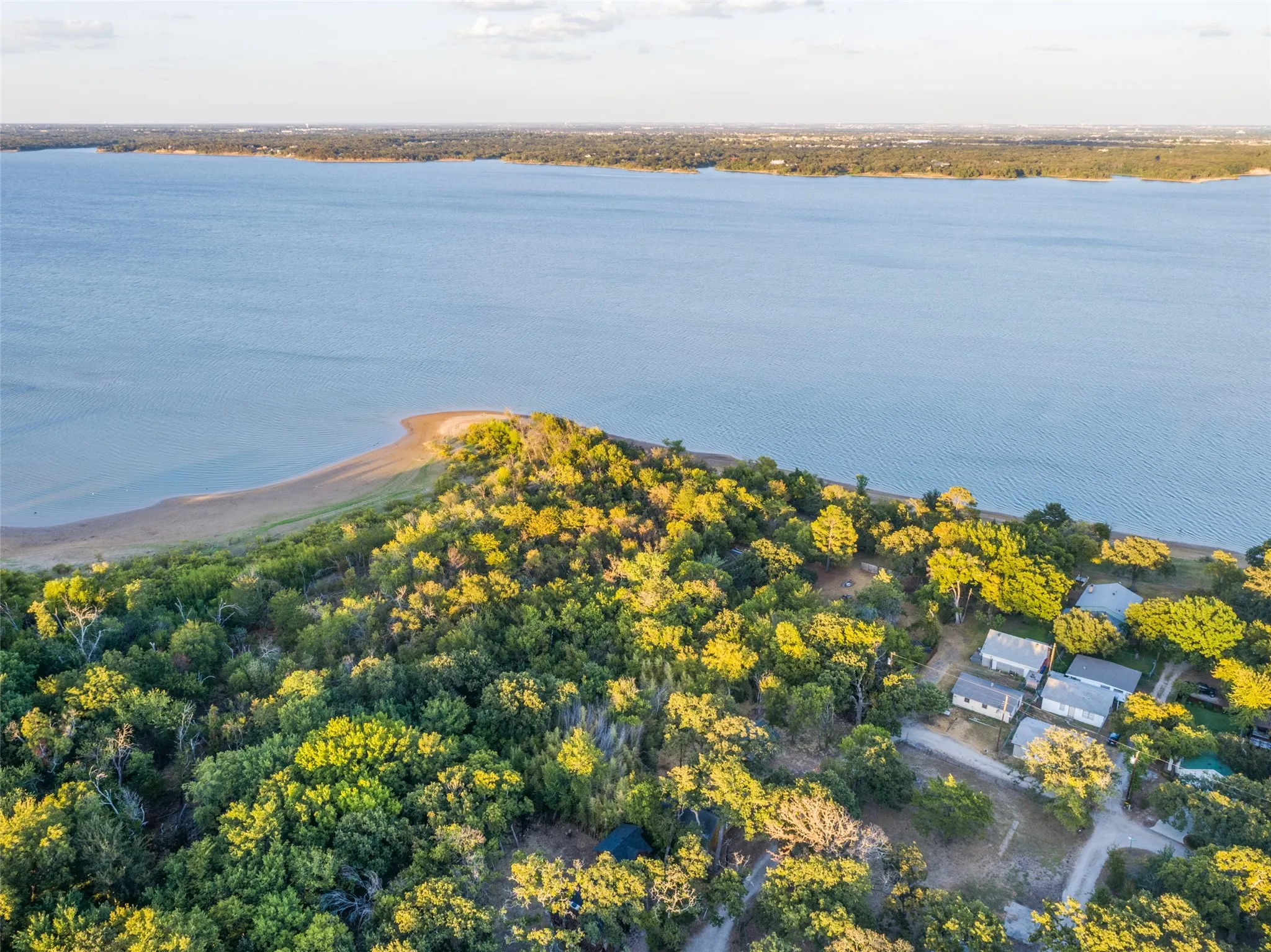 Single Family Residence For Sale in Denton County , 201 E 9th Street, Shady Shores, Texas 76208, 1 Bedroom, 1 Bathroom, Garage spaces, 1,342 Sqft, built in 1956, mls#21385739, Real Estate Agent in Shady Shores, Homes For Sale in Denton county, Homes For Sale in Shady Shores, Realtor in Shady Shores Texas, Real Estate Brokerage Independent Realty Texas, Luminita Cordes Realtor
