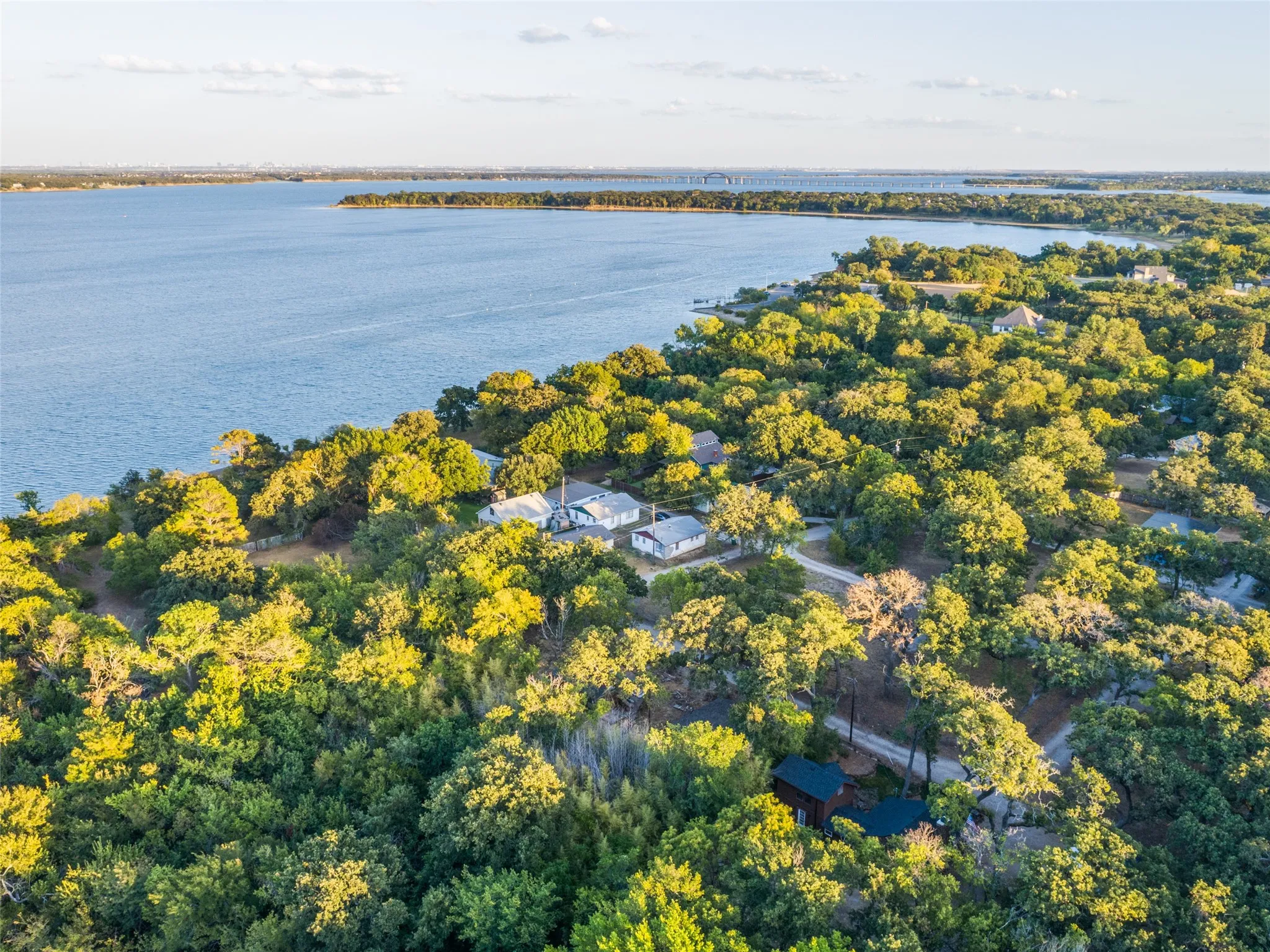 Single Family Residence For Sale in Denton County , 201 E 9th Street, Shady Shores, Texas 76208, 1 Bedroom, 1 Bathroom, Garage spaces, 1,342 Sqft, built in 1956, mls#21385739, Real Estate Agent in Shady Shores, Homes For Sale in Denton county, Homes For Sale in Shady Shores, Realtor in Shady Shores Texas, Real Estate Brokerage Independent Realty Texas, Luminita Cordes Realtor