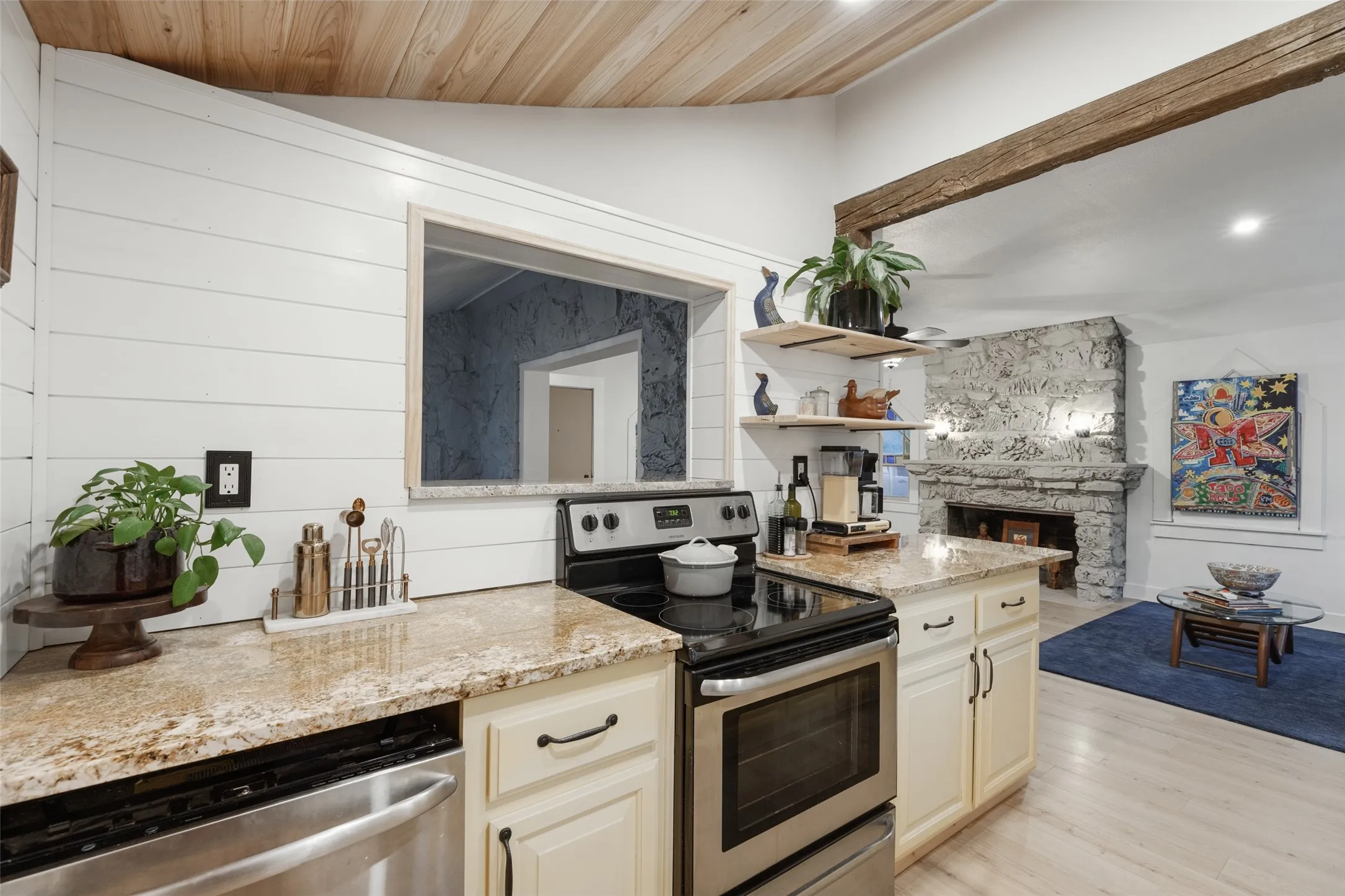 Single Family Residence For Sale in Denton County , 201 E 9th Street, Shady Shores, Texas 76208, 1 Bedroom, 1 Bathroom, Garage spaces, 1,342 Sqft, built in 1956, mls#21385739, Real Estate Agent in Shady Shores, Homes For Sale in Denton county, Homes For Sale in Shady Shores, Realtor in Shady Shores Texas, Real Estate Brokerage Independent Realty Texas, Luminita Cordes Realtor