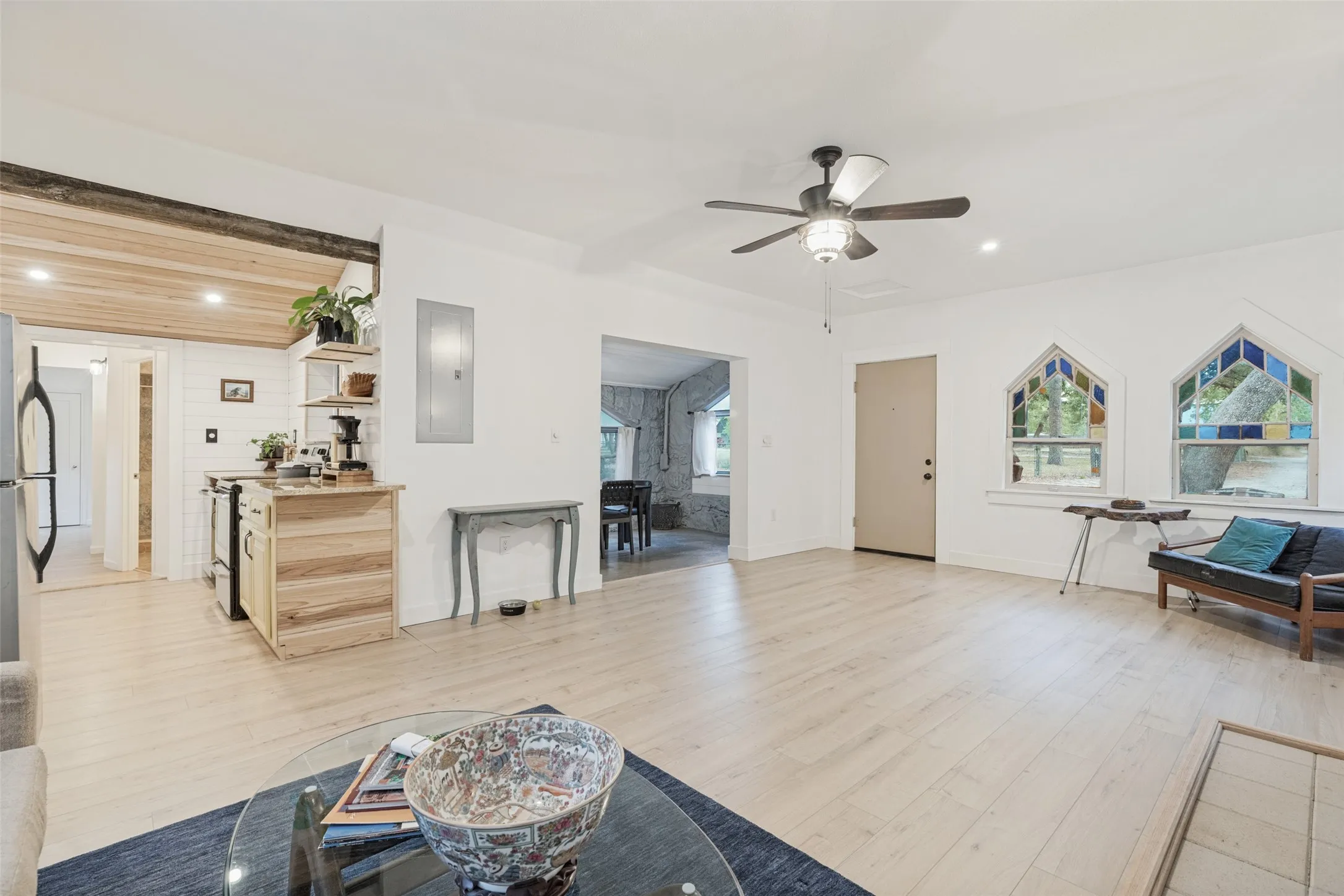 Single Family Residence For Sale in Denton County , 201 E 9th Street, Shady Shores, Texas 76208, 1 Bedroom, 1 Bathroom, Garage spaces, 1,342 Sqft, built in 1956, mls#21385739, Real Estate Agent in Shady Shores, Homes For Sale in Denton county, Homes For Sale in Shady Shores, Realtor in Shady Shores Texas, Real Estate Brokerage Independent Realty Texas, Luminita Cordes Realtor