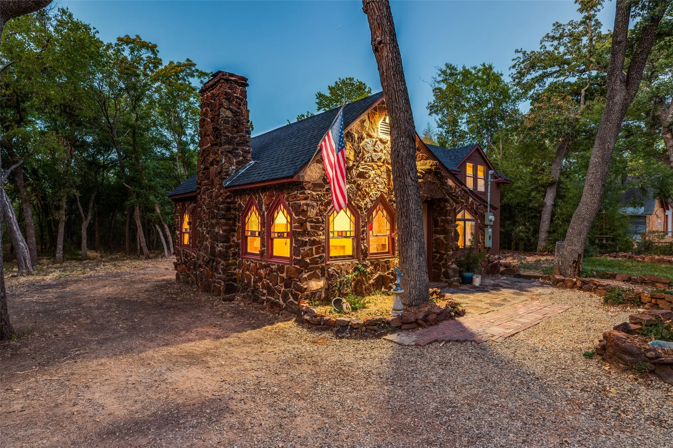 Single Family Residence For Sale in Denton County , 201 E 9th Street, Shady Shores, Texas 76208, 1 Bedroom, 1 Bathroom, Garage spaces, 1,342 Sqft, built in 1956, mls#21385739, Real Estate Agent in Shady Shores, Homes For Sale in Denton county, Homes For Sale in Shady Shores, Realtor in Shady Shores Texas, Real Estate Brokerage Independent Realty Texas, Luminita Cordes Realtor