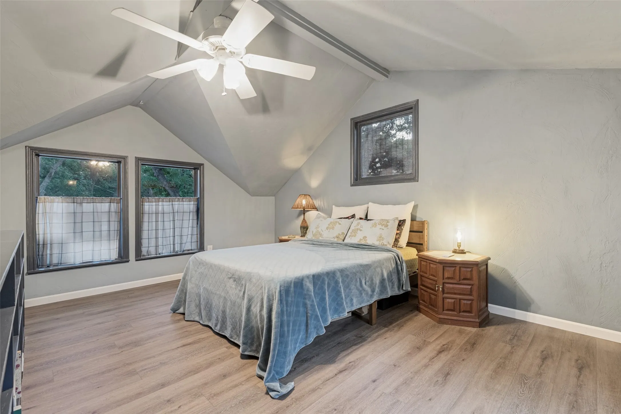 Single Family Residence For Sale in Denton County , 201 E 9th Street, Shady Shores, Texas 76208, 1 Bedroom, 1 Bathroom, Garage spaces, 1,342 Sqft, built in 1956, mls#21385739, Real Estate Agent in Shady Shores, Homes For Sale in Denton county, Homes For Sale in Shady Shores, Realtor in Shady Shores Texas, Real Estate Brokerage Independent Realty Texas, Luminita Cordes Realtor