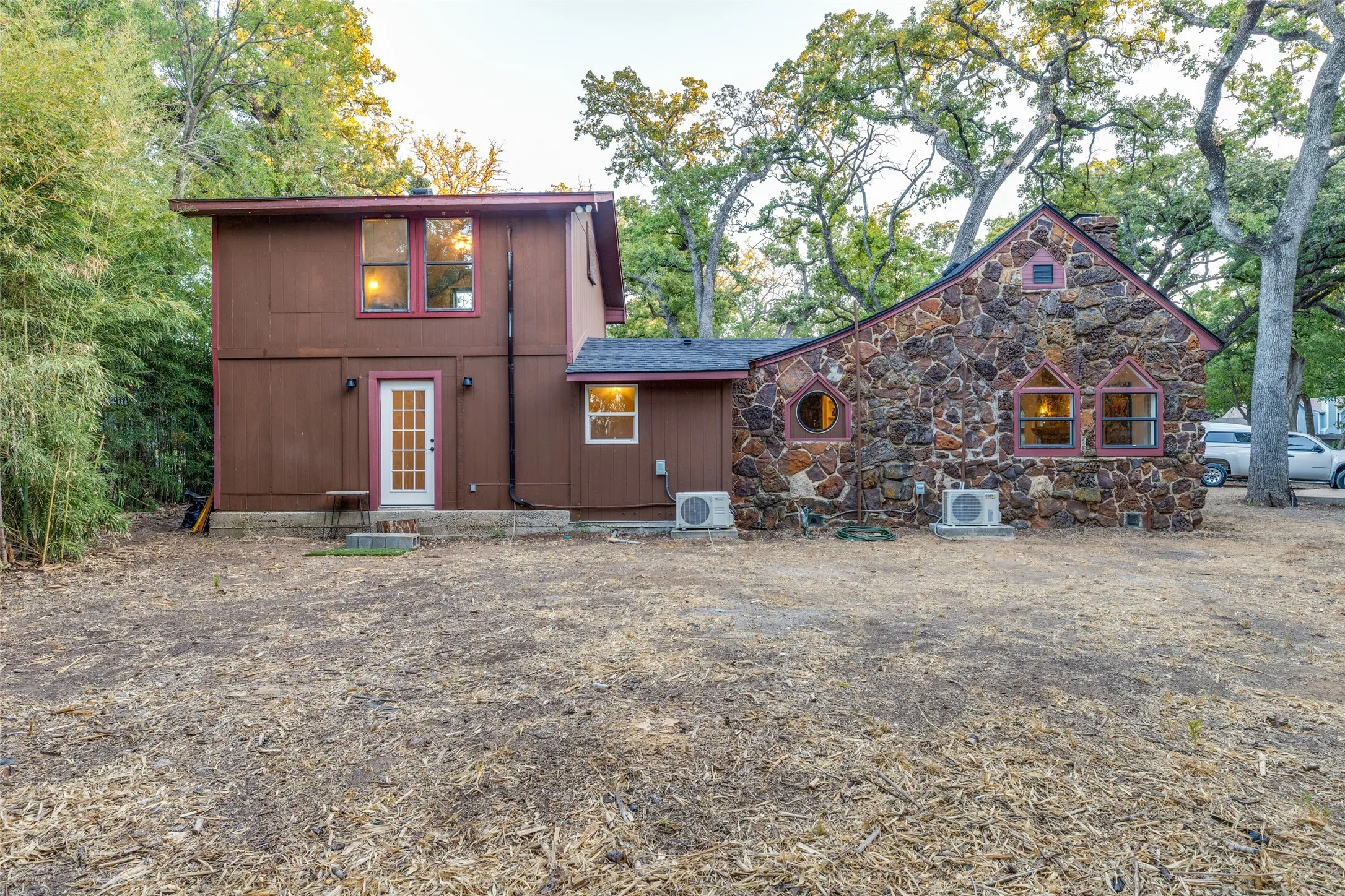 Single Family Residence For Sale in Denton County , 201 E 9th Street, Shady Shores, Texas 76208, 1 Bedroom, 1 Bathroom, Garage spaces, 1,342 Sqft, built in 1956, mls#21385739, Real Estate Agent in Shady Shores, Homes For Sale in Denton county, Homes For Sale in Shady Shores, Realtor in Shady Shores Texas, Real Estate Brokerage Independent Realty Texas, Luminita Cordes Realtor