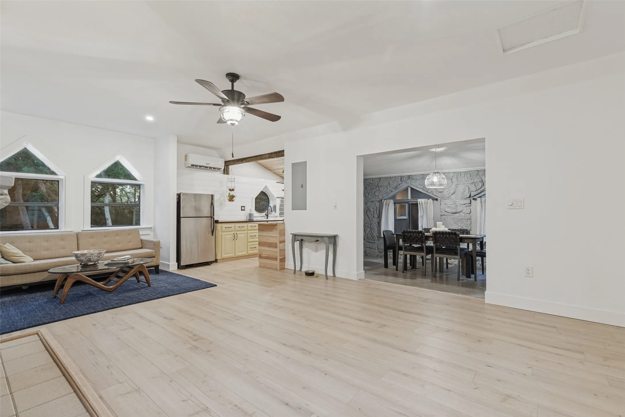 Single Family Residence For Sale in Denton County , 201 E 9th Street, Shady Shores, Texas 76208, 1 Bedroom, 1 Bathroom, Garage spaces, 1,342 Sqft, built in 1956, mls#21385739, Real Estate Agent in Shady Shores, Homes For Sale in Denton county, Homes For Sale in Shady Shores, Realtor in Shady Shores Texas, Real Estate Brokerage Independent Realty Texas, Luminita Cordes Realtor