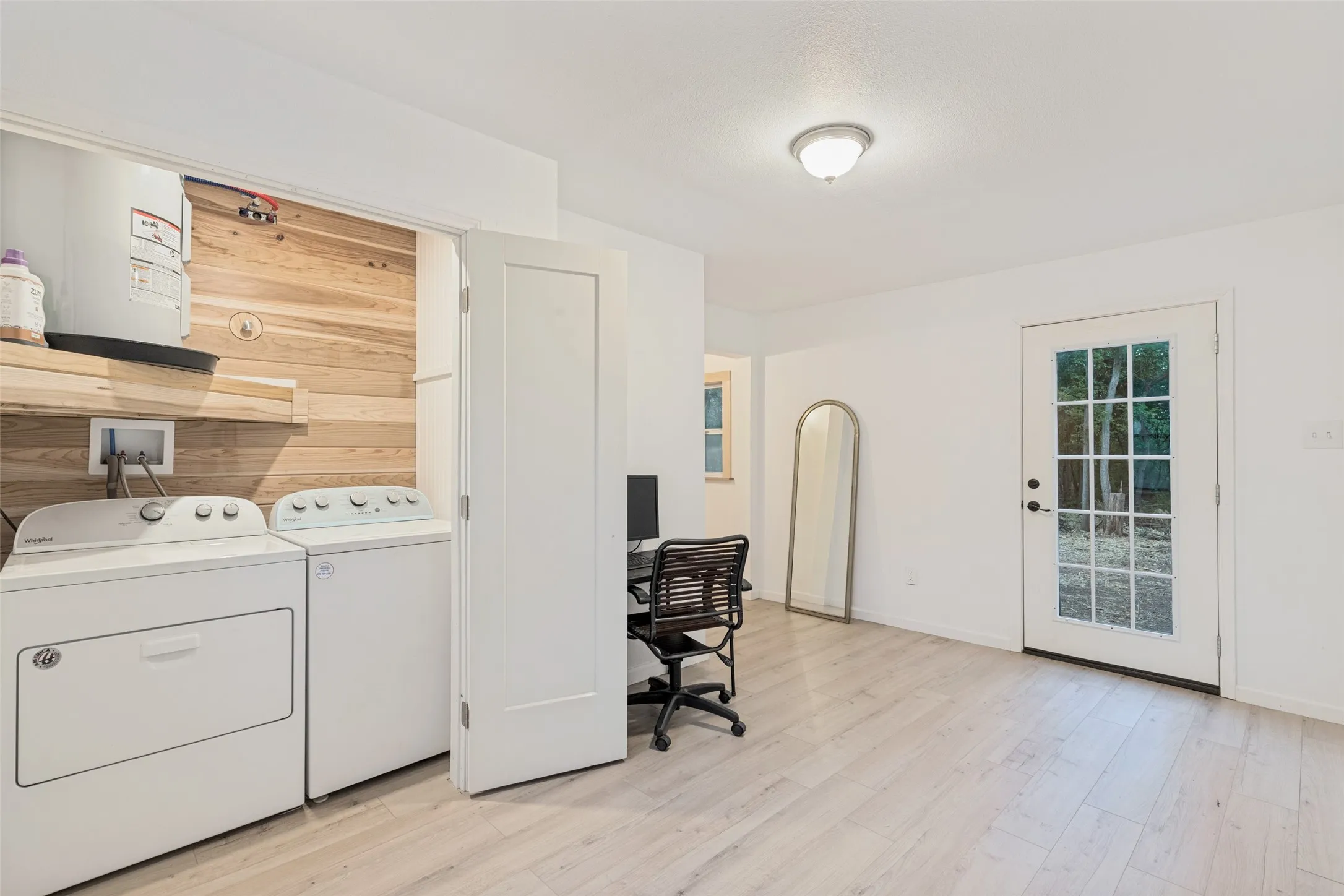 Single Family Residence For Sale in Denton County , 201 E 9th Street, Shady Shores, Texas 76208, 1 Bedroom, 1 Bathroom, Garage spaces, 1,342 Sqft, built in 1956, mls#21385739, Real Estate Agent in Shady Shores, Homes For Sale in Denton county, Homes For Sale in Shady Shores, Realtor in Shady Shores Texas, Real Estate Brokerage Independent Realty Texas, Luminita Cordes Realtor