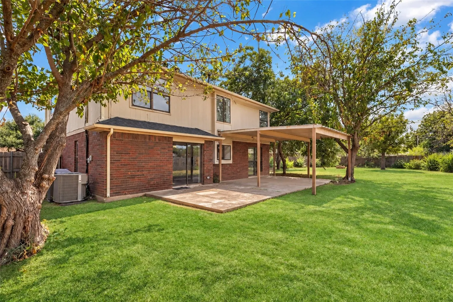 Single Family Residence For Sale in Tarrant County , 7217 Mccoy Drive, Watauga, Texas 76148, 4 Bedroom, 3 Bathroom, 2 Garage spaces, 2,363 Sqft, built in 1987, mls#21386161, Real Estate Agent in Watauga, Homes For Sale in Tarrant county, Homes For Sale in Watauga, Realtor in Watauga Texas, Real Estate Brokerage Independent Realty Texas, Luminita Cordes Realtor