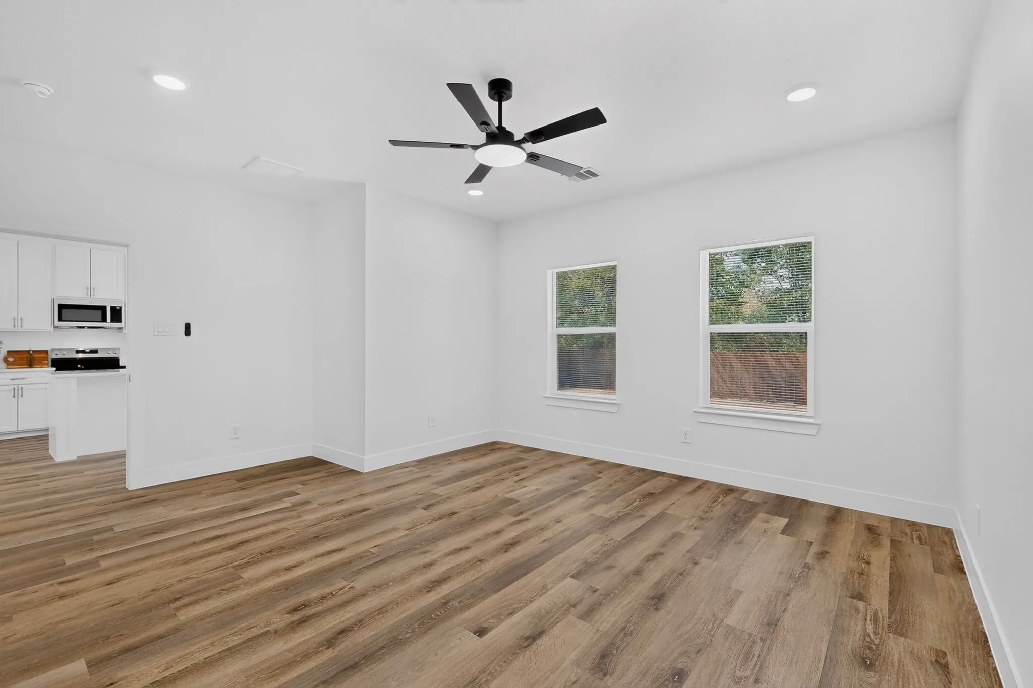 Expansive primary bedroom featuring recessed lighting and ceiling fan.