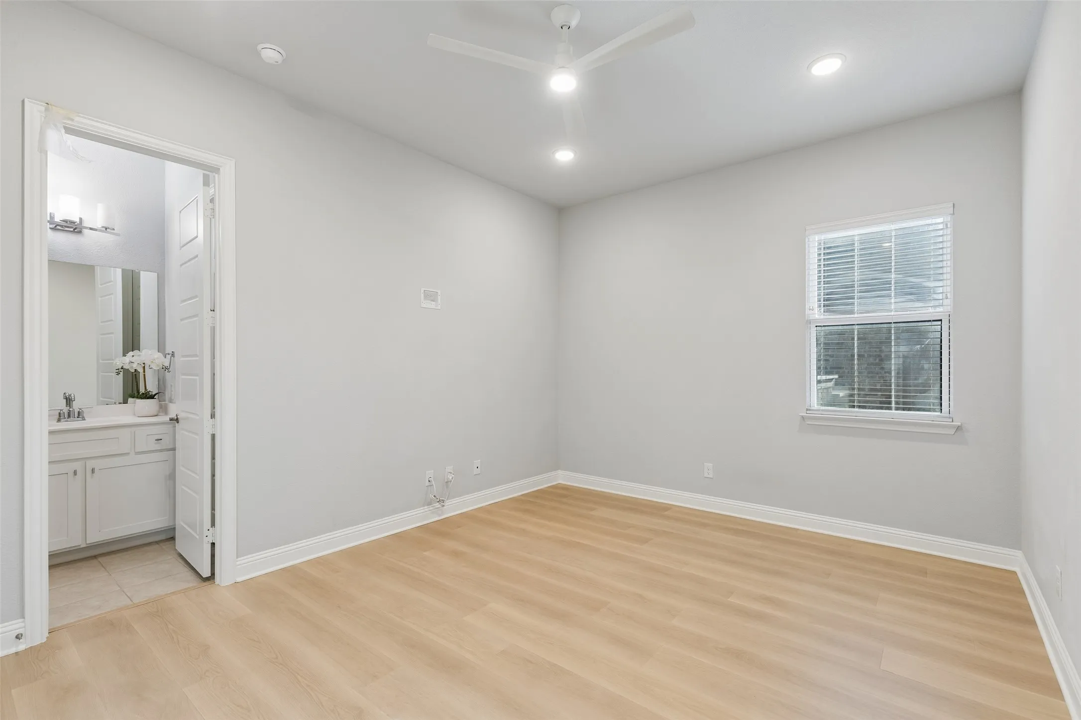 There's a large secondary, en suite bedroom for your guests to rest