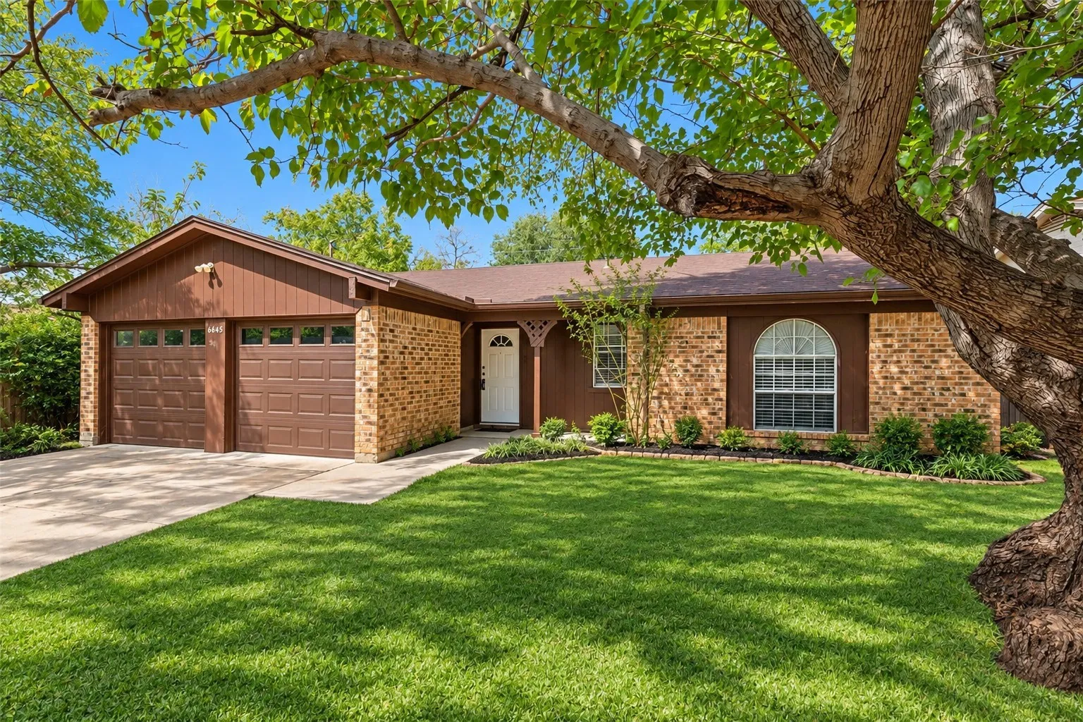Single Family Residence For Sale in Tarrant County , 6645 Harrison Way, Watauga, Texas 76148, 3 Bedroom, 2 Bathroom, 2 Garage spaces, 1,214 Sqft, built in 1974, mls#21387656, Real Estate Agent in Watauga, Homes For Sale in Tarrant county, Homes For Sale in Watauga, Realtor in Watauga Texas, Real Estate Brokerage Independent Realty Texas, Luminita Cordes Realtor