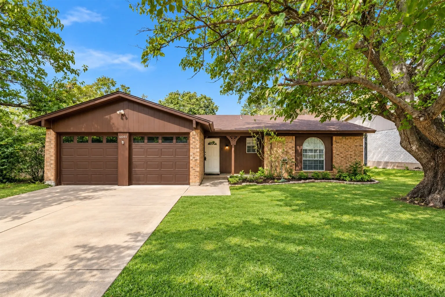 Single Family Residence For Sale in Tarrant County , 6645 Harrison Way, Watauga, Texas 76148, 3 Bedroom, 2 Bathroom, 2 Garage spaces, 1,214 Sqft, built in 1974, mls#21387656, Real Estate Agent in Watauga, Homes For Sale in Tarrant county, Homes For Sale in Watauga, Realtor in Watauga Texas, Real Estate Brokerage Independent Realty Texas, Luminita Cordes Realtor