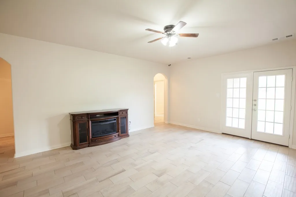 Single Family Residence For Rent in Collin County , 128 Tennyson Street, Anna, Texas 75409, 3 Bedroom, 2 Bathroom, 2 Garage spaces, 1,904 Sqft, built in 2013, mls#21389304, Real Estate Agent in Anna, Homes For Rent in Collin county, Homes For Rent in Anna, Realtor in Anna Texas, Real Estate Brokerage Independent Realty Texas, Luminita Cordes Realtor