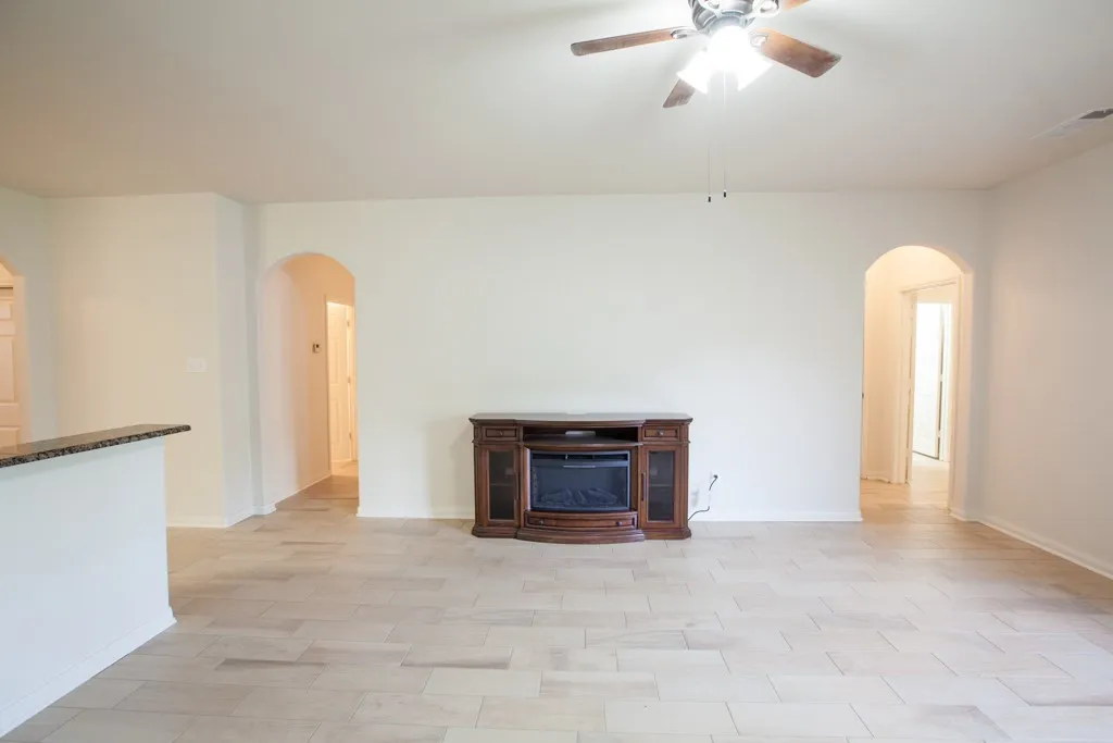 Single Family Residence For Rent in Collin County , 128 Tennyson Street, Anna, Texas 75409, 3 Bedroom, 2 Bathroom, 2 Garage spaces, 1,904 Sqft, built in 2013, mls#21389304, Real Estate Agent in Anna, Homes For Rent in Collin county, Homes For Rent in Anna, Realtor in Anna Texas, Real Estate Brokerage Independent Realty Texas, Luminita Cordes Realtor