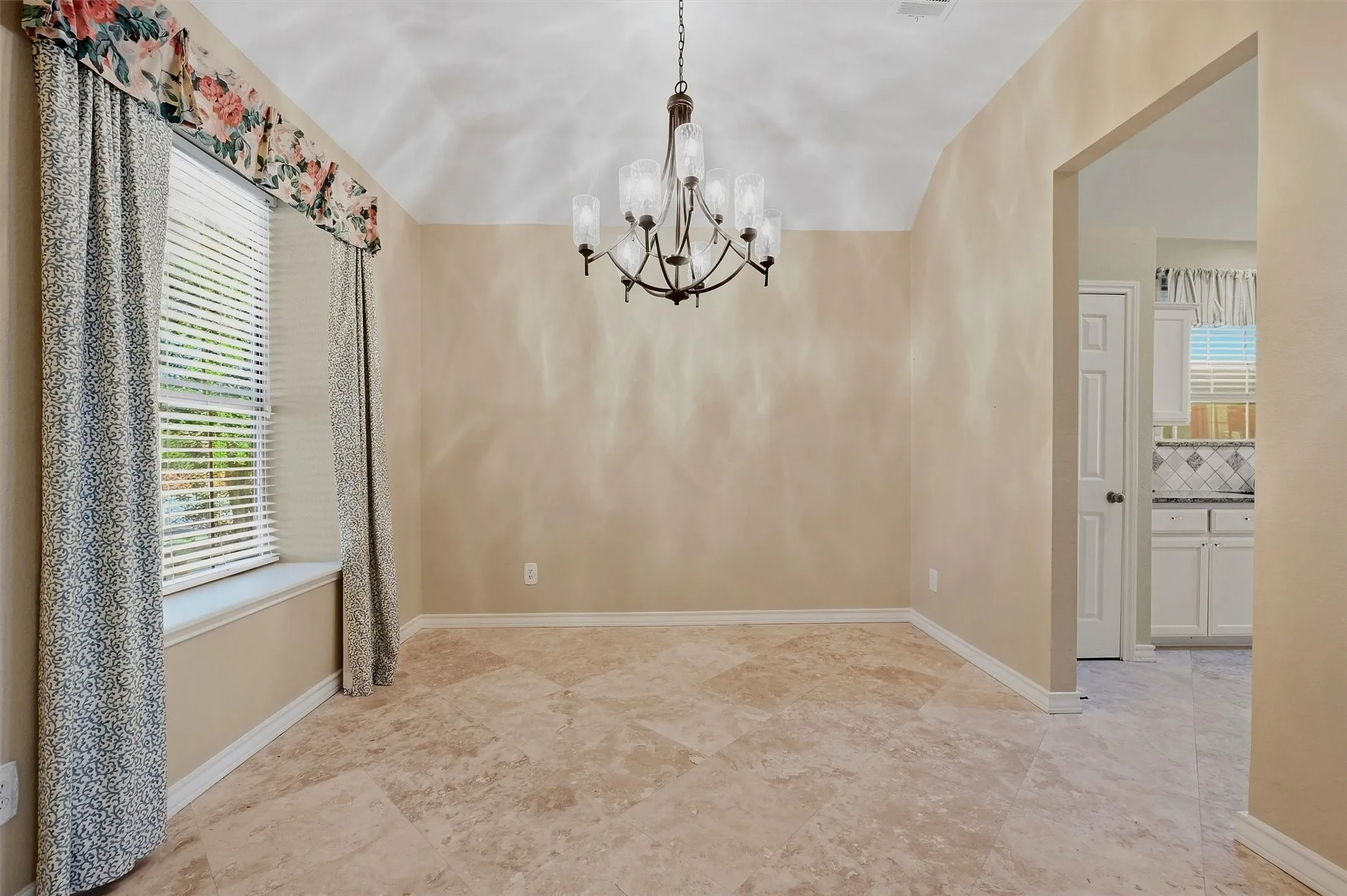 Single Family Residence For Sale in Denton County , 841 N Old Orchard Lane, Lewisville, Texas 75077, 4 Bedroom, 2 Bathroom, 2 Garage spaces, 1,811 Sqft, built in 1993, mls#21386267, Real Estate Agent in Lewisville, Homes For Sale in Denton county, Homes For Sale in Lewisville, Realtor in Lewisville Texas, Real Estate Brokerage Independent Realty Texas, Luminita Cordes Realtor