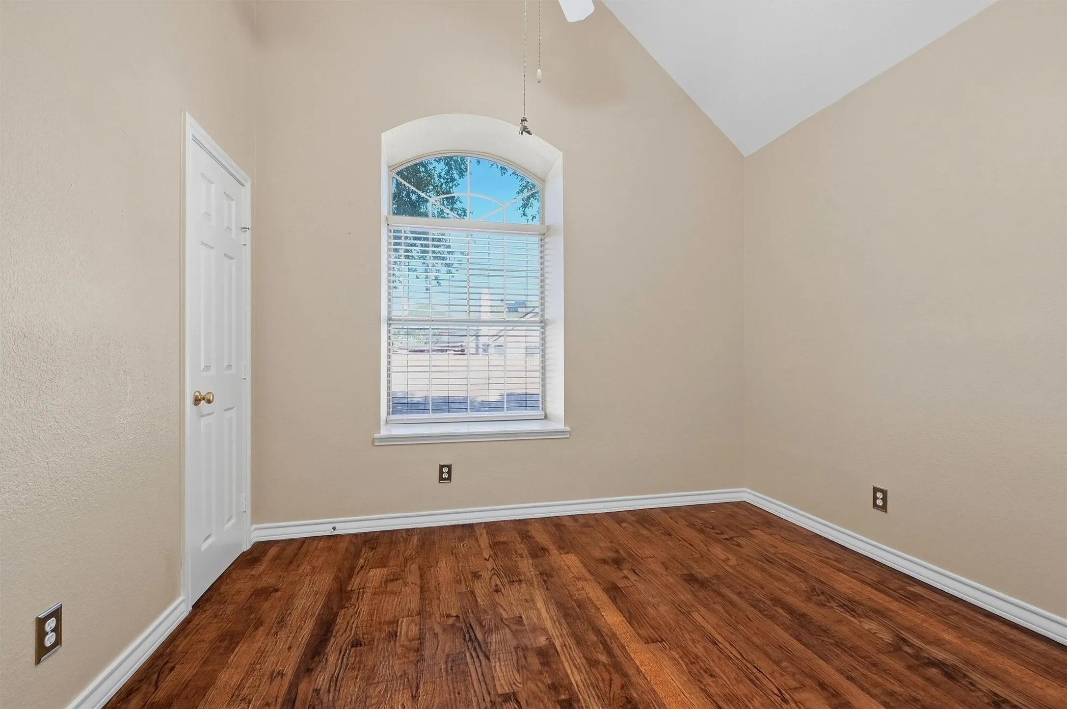 Single Family Residence For Sale in Denton County , 841 N Old Orchard Lane, Lewisville, Texas 75077, 4 Bedroom, 2 Bathroom, 2 Garage spaces, 1,811 Sqft, built in 1993, mls#21386267, Real Estate Agent in Lewisville, Homes For Sale in Denton county, Homes For Sale in Lewisville, Realtor in Lewisville Texas, Real Estate Brokerage Independent Realty Texas, Luminita Cordes Realtor