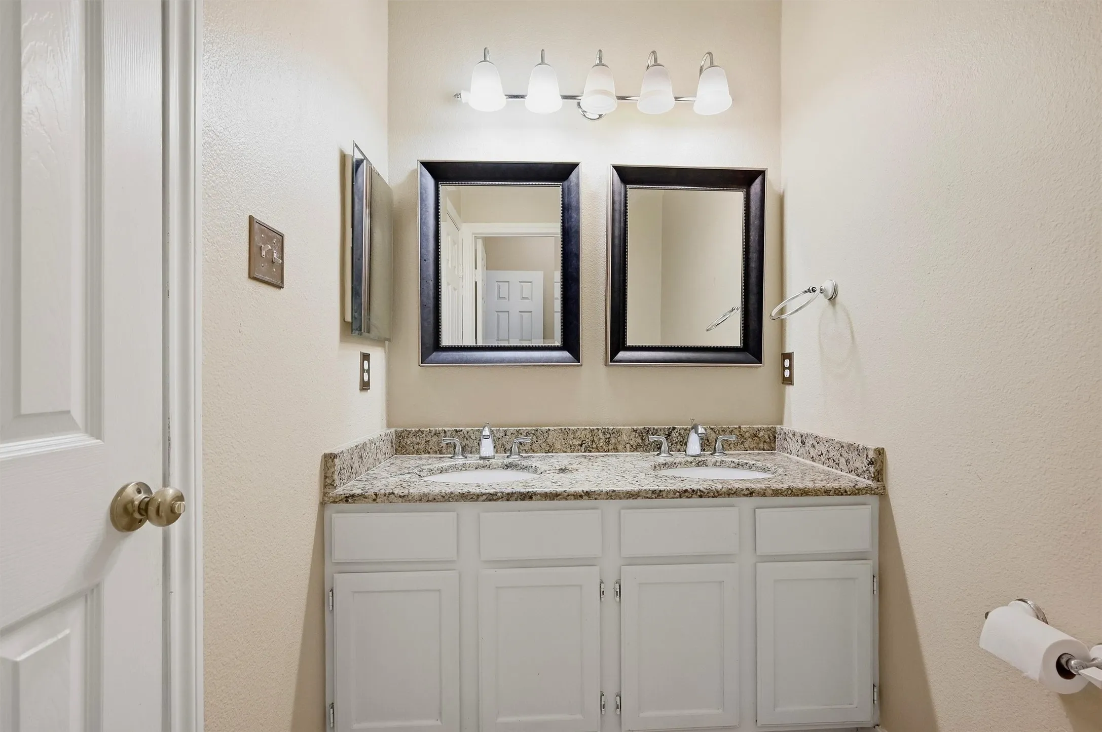 Single Family Residence For Sale in Denton County , 841 N Old Orchard Lane, Lewisville, Texas 75077, 4 Bedroom, 2 Bathroom, 2 Garage spaces, 1,811 Sqft, built in 1993, mls#21386267, Real Estate Agent in Lewisville, Homes For Sale in Denton county, Homes For Sale in Lewisville, Realtor in Lewisville Texas, Real Estate Brokerage Independent Realty Texas, Luminita Cordes Realtor