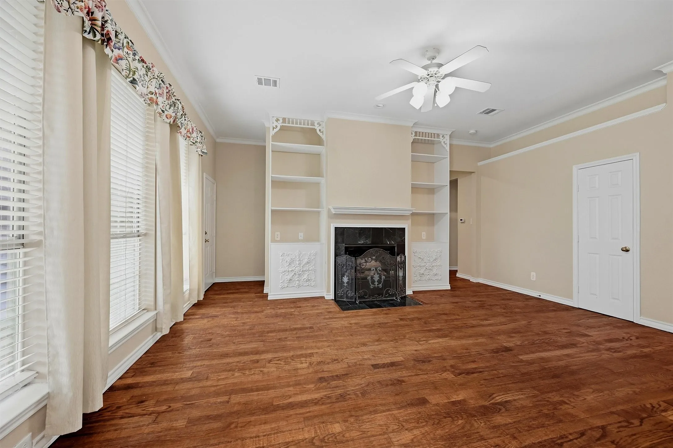 Single Family Residence For Sale in Denton County , 841 N Old Orchard Lane, Lewisville, Texas 75077, 4 Bedroom, 2 Bathroom, 2 Garage spaces, 1,811 Sqft, built in 1993, mls#21386267, Real Estate Agent in Lewisville, Homes For Sale in Denton county, Homes For Sale in Lewisville, Realtor in Lewisville Texas, Real Estate Brokerage Independent Realty Texas, Luminita Cordes Realtor