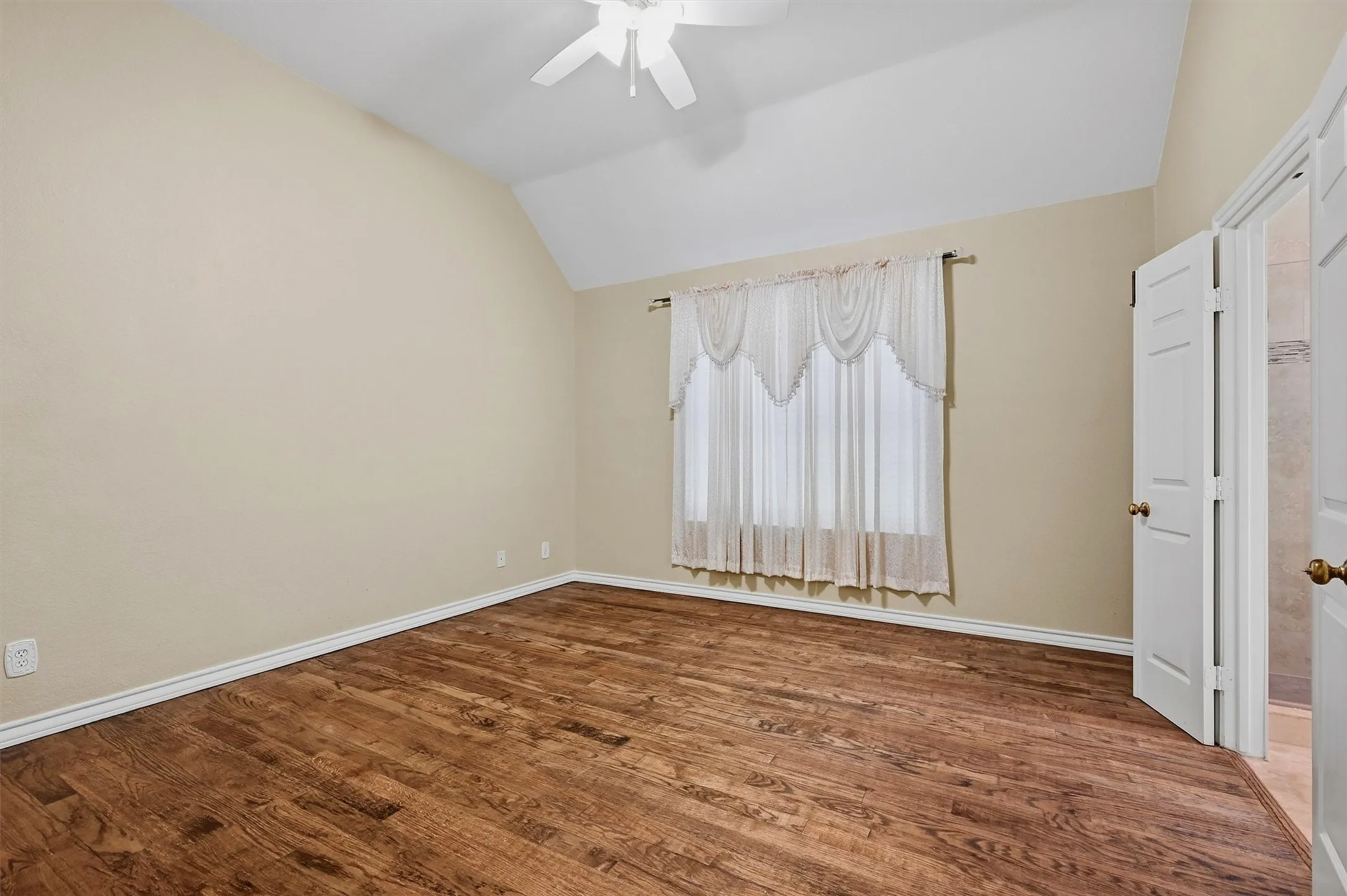 Single Family Residence For Sale in Denton County , 841 N Old Orchard Lane, Lewisville, Texas 75077, 4 Bedroom, 2 Bathroom, 2 Garage spaces, 1,811 Sqft, built in 1993, mls#21386267, Real Estate Agent in Lewisville, Homes For Sale in Denton county, Homes For Sale in Lewisville, Realtor in Lewisville Texas, Real Estate Brokerage Independent Realty Texas, Luminita Cordes Realtor