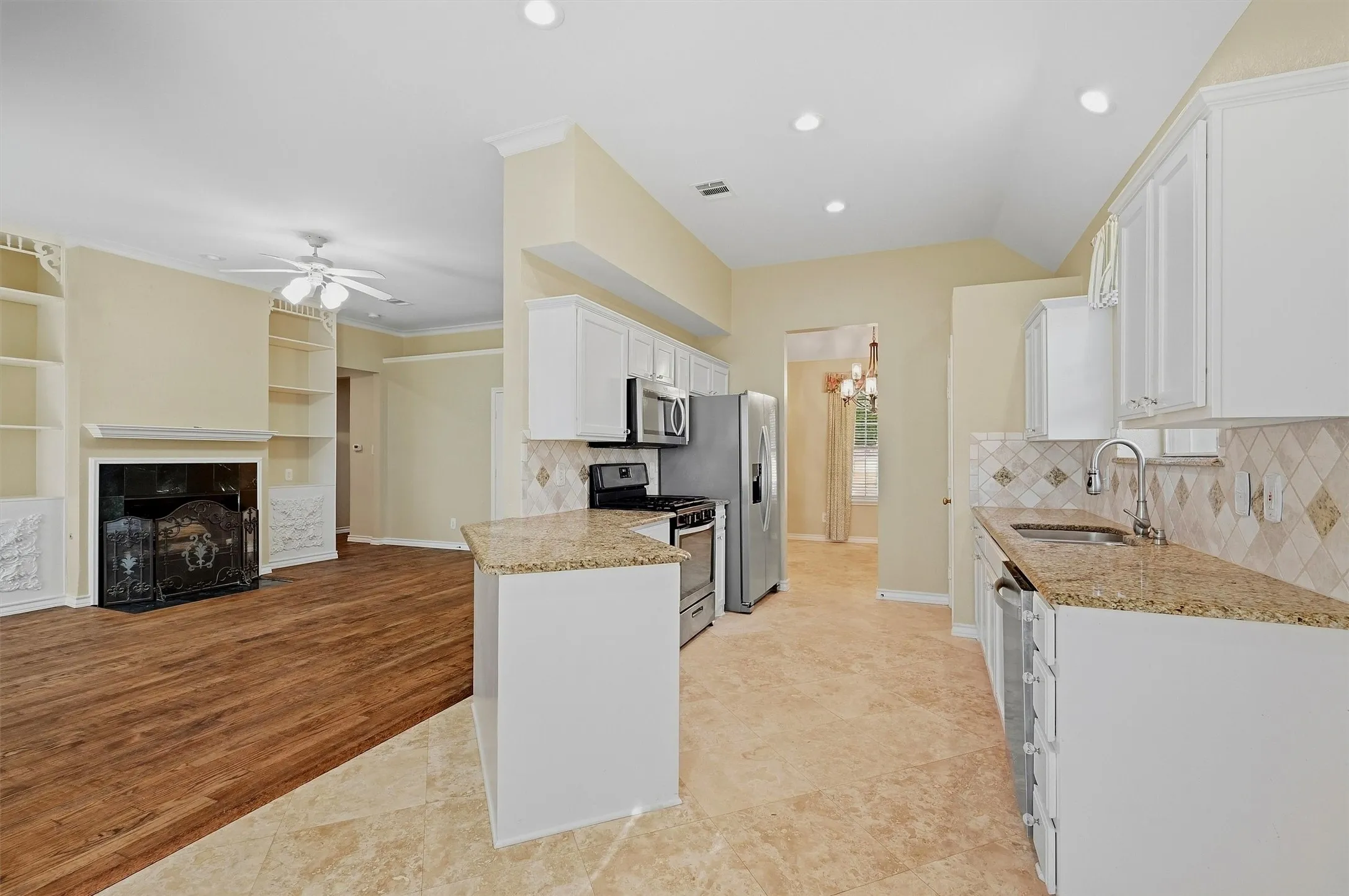 Single Family Residence For Sale in Denton County , 841 N Old Orchard Lane, Lewisville, Texas 75077, 4 Bedroom, 2 Bathroom, 2 Garage spaces, 1,811 Sqft, built in 1993, mls#21386267, Real Estate Agent in Lewisville, Homes For Sale in Denton county, Homes For Sale in Lewisville, Realtor in Lewisville Texas, Real Estate Brokerage Independent Realty Texas, Luminita Cordes Realtor