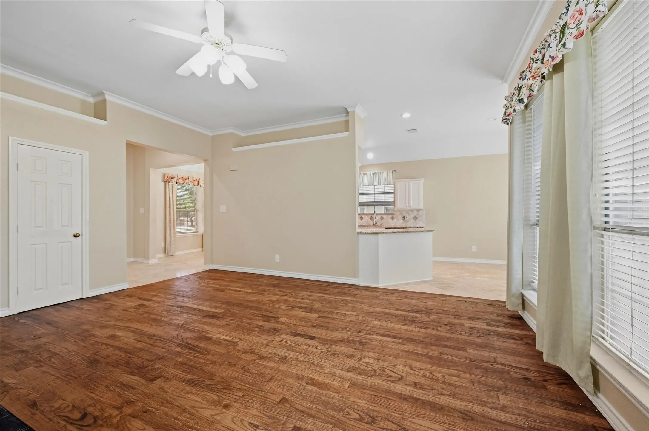 Single Family Residence For Sale in Denton County , 841 N Old Orchard Lane, Lewisville, Texas 75077, 4 Bedroom, 2 Bathroom, 2 Garage spaces, 1,811 Sqft, built in 1993, mls#21386267, Real Estate Agent in Lewisville, Homes For Sale in Denton county, Homes For Sale in Lewisville, Realtor in Lewisville Texas, Real Estate Brokerage Independent Realty Texas, Luminita Cordes Realtor