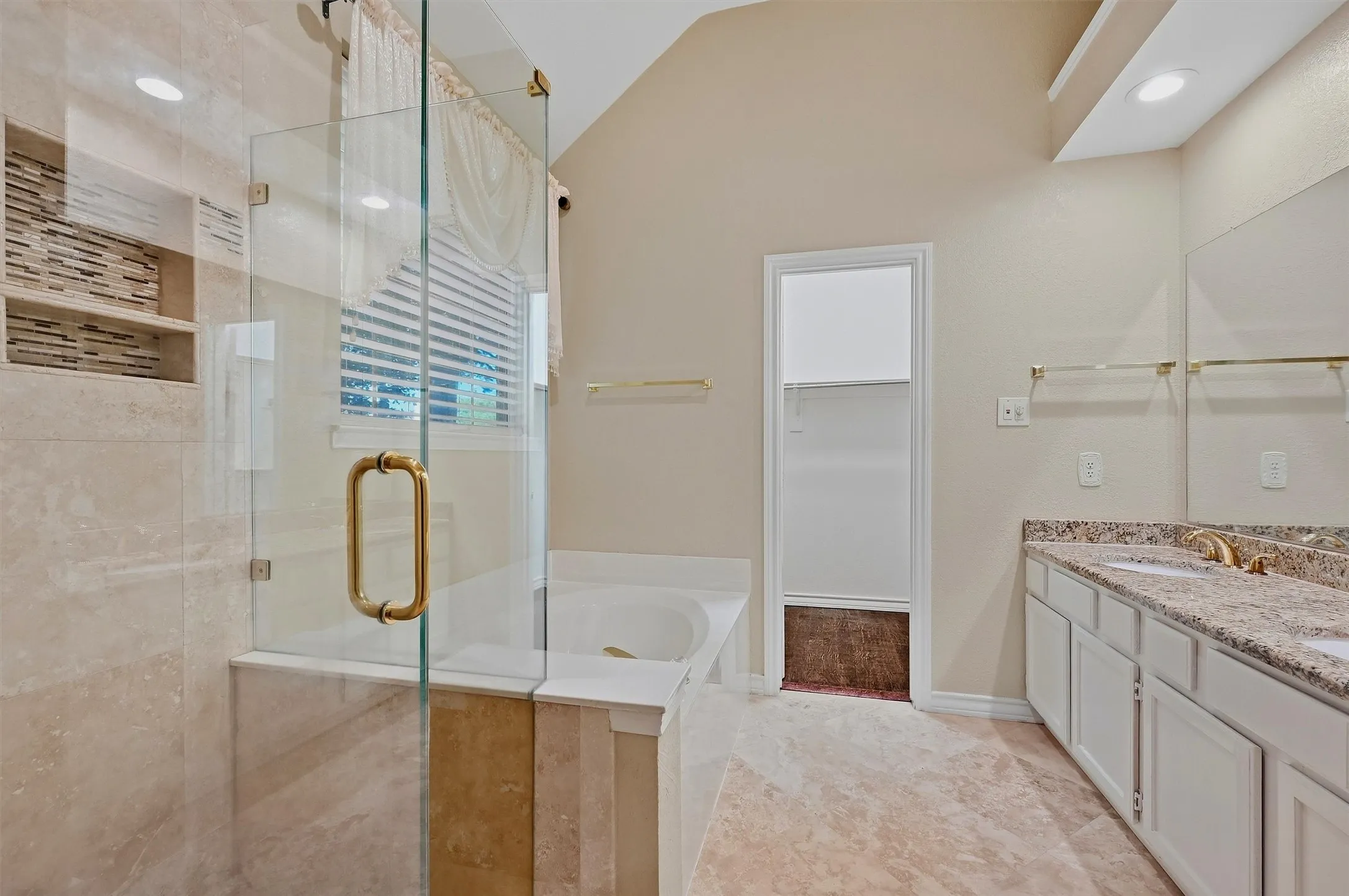 Single Family Residence For Sale in Denton County , 841 N Old Orchard Lane, Lewisville, Texas 75077, 4 Bedroom, 2 Bathroom, 2 Garage spaces, 1,811 Sqft, built in 1993, mls#21386267, Real Estate Agent in Lewisville, Homes For Sale in Denton county, Homes For Sale in Lewisville, Realtor in Lewisville Texas, Real Estate Brokerage Independent Realty Texas, Luminita Cordes Realtor