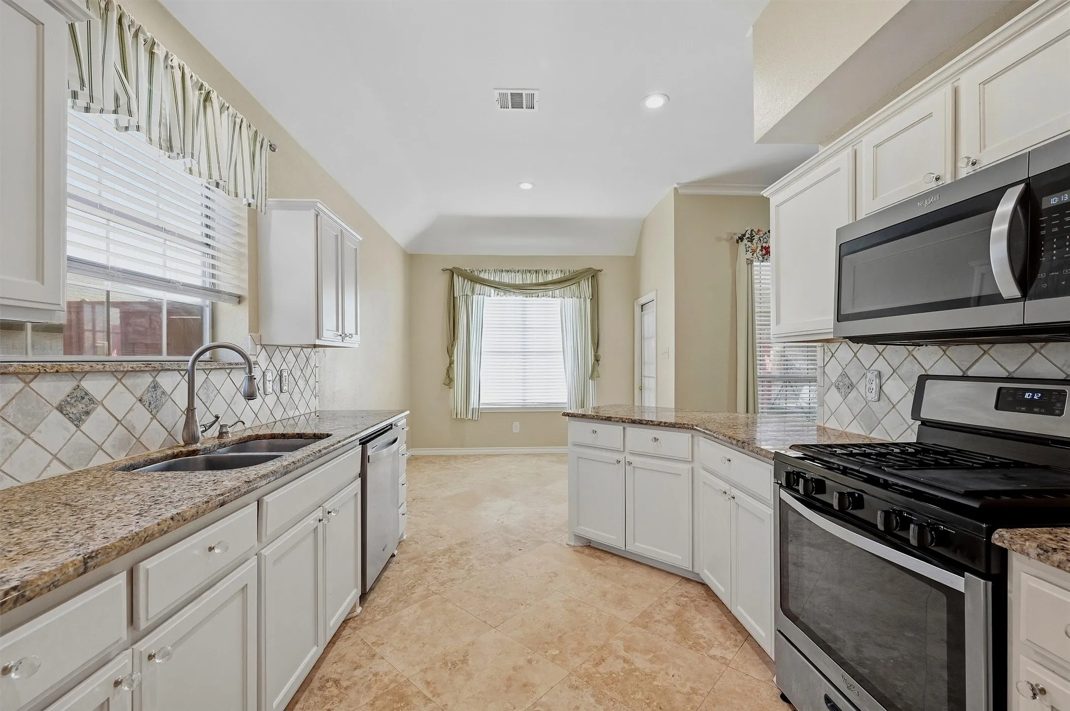 Single Family Residence For Sale in Denton County , 841 N Old Orchard Lane, Lewisville, Texas 75077, 4 Bedroom, 2 Bathroom, 2 Garage spaces, 1,811 Sqft, built in 1993, mls#21386267, Real Estate Agent in Lewisville, Homes For Sale in Denton county, Homes For Sale in Lewisville, Realtor in Lewisville Texas, Real Estate Brokerage Independent Realty Texas, Luminita Cordes Realtor