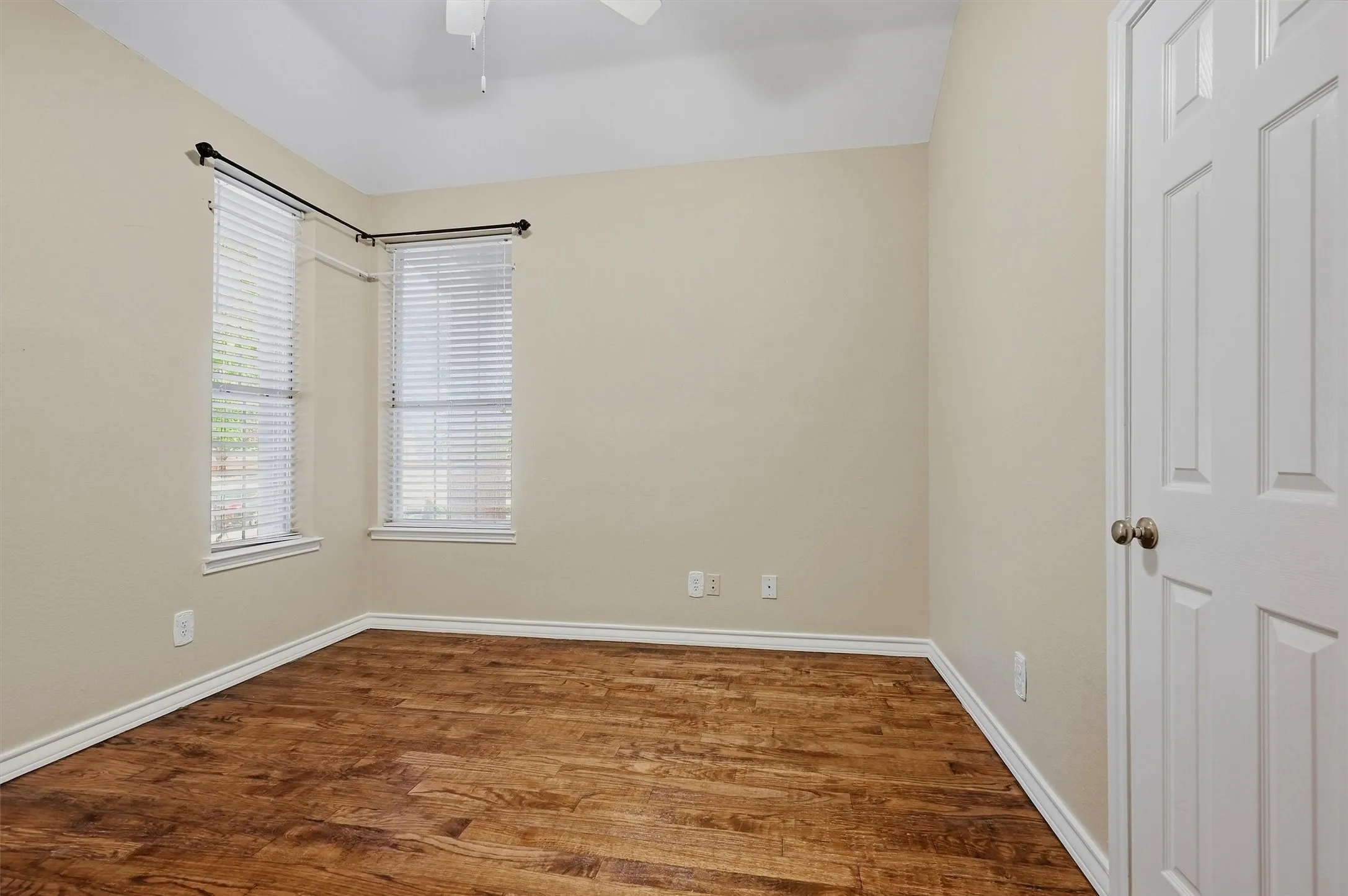 Single Family Residence For Sale in Denton County , 841 N Old Orchard Lane, Lewisville, Texas 75077, 4 Bedroom, 2 Bathroom, 2 Garage spaces, 1,811 Sqft, built in 1993, mls#21386267, Real Estate Agent in Lewisville, Homes For Sale in Denton county, Homes For Sale in Lewisville, Realtor in Lewisville Texas, Real Estate Brokerage Independent Realty Texas, Luminita Cordes Realtor