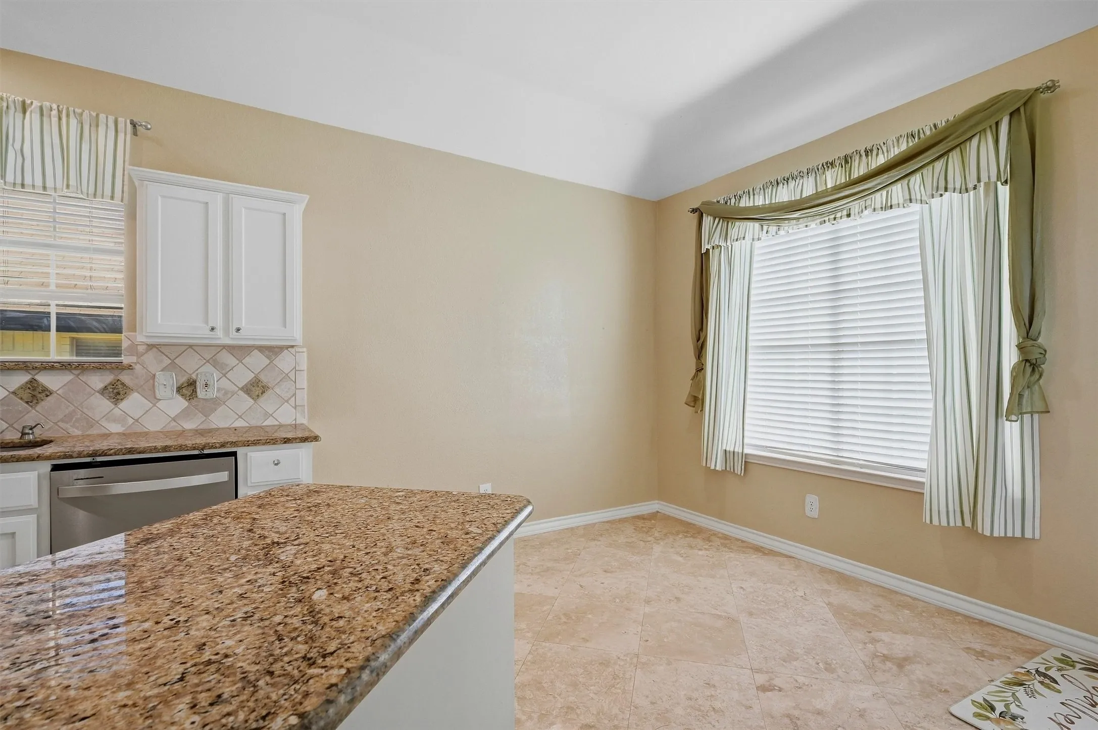Single Family Residence For Sale in Denton County , 841 N Old Orchard Lane, Lewisville, Texas 75077, 4 Bedroom, 2 Bathroom, 2 Garage spaces, 1,811 Sqft, built in 1993, mls#21386267, Real Estate Agent in Lewisville, Homes For Sale in Denton county, Homes For Sale in Lewisville, Realtor in Lewisville Texas, Real Estate Brokerage Independent Realty Texas, Luminita Cordes Realtor