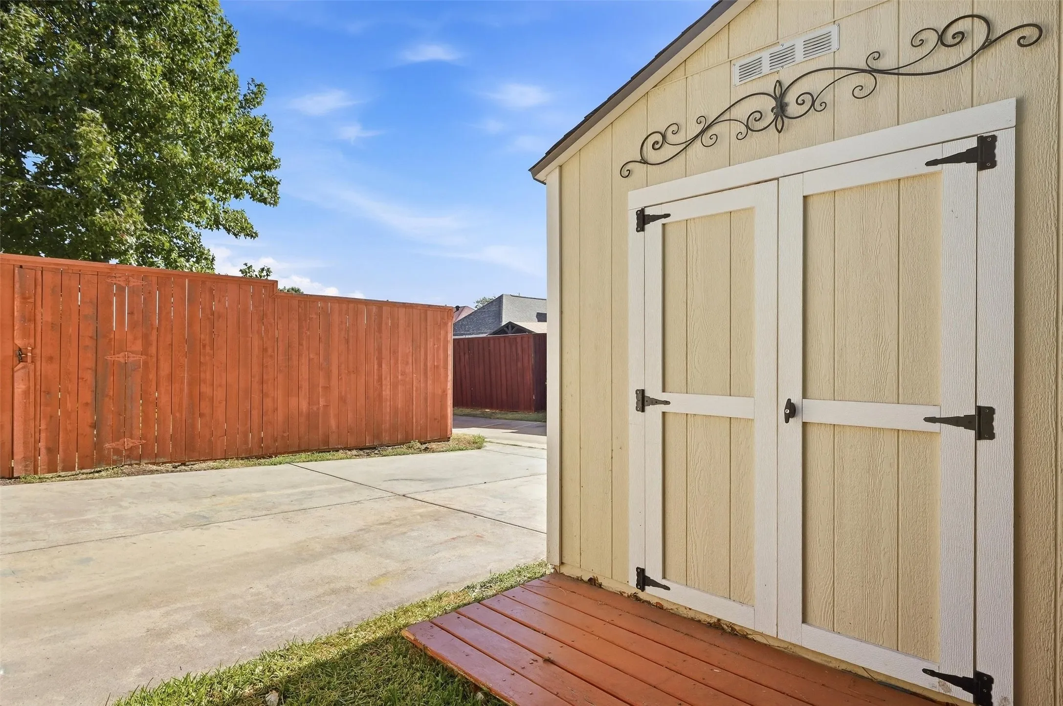 Single Family Residence For Sale in Denton County , 841 N Old Orchard Lane, Lewisville, Texas 75077, 4 Bedroom, 2 Bathroom, 2 Garage spaces, 1,811 Sqft, built in 1993, mls#21386267, Real Estate Agent in Lewisville, Homes For Sale in Denton county, Homes For Sale in Lewisville, Realtor in Lewisville Texas, Real Estate Brokerage Independent Realty Texas, Luminita Cordes Realtor