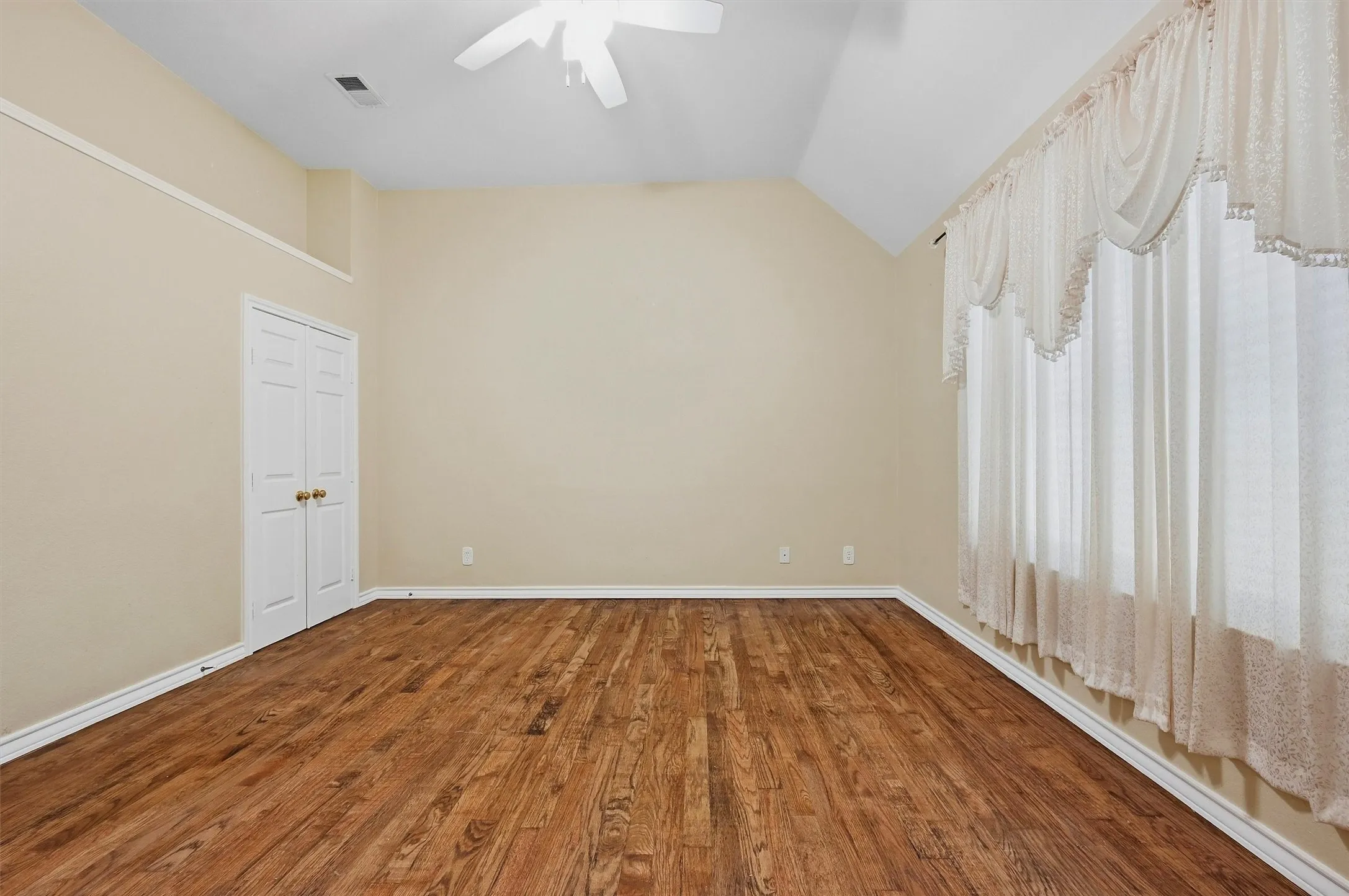 Single Family Residence For Sale in Denton County , 841 N Old Orchard Lane, Lewisville, Texas 75077, 4 Bedroom, 2 Bathroom, 2 Garage spaces, 1,811 Sqft, built in 1993, mls#21386267, Real Estate Agent in Lewisville, Homes For Sale in Denton county, Homes For Sale in Lewisville, Realtor in Lewisville Texas, Real Estate Brokerage Independent Realty Texas, Luminita Cordes Realtor