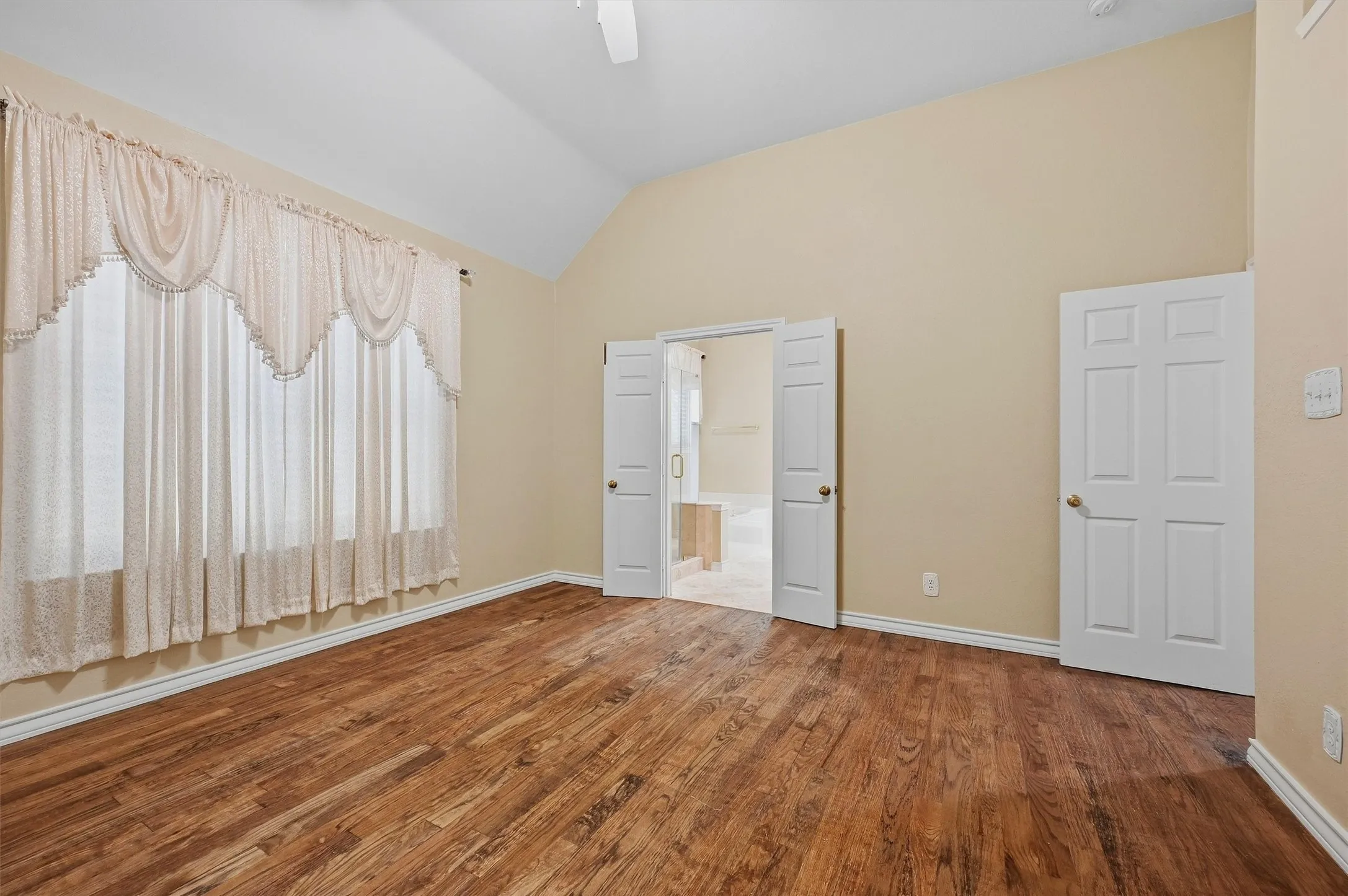 Single Family Residence For Sale in Denton County , 841 N Old Orchard Lane, Lewisville, Texas 75077, 4 Bedroom, 2 Bathroom, 2 Garage spaces, 1,811 Sqft, built in 1993, mls#21386267, Real Estate Agent in Lewisville, Homes For Sale in Denton county, Homes For Sale in Lewisville, Realtor in Lewisville Texas, Real Estate Brokerage Independent Realty Texas, Luminita Cordes Realtor