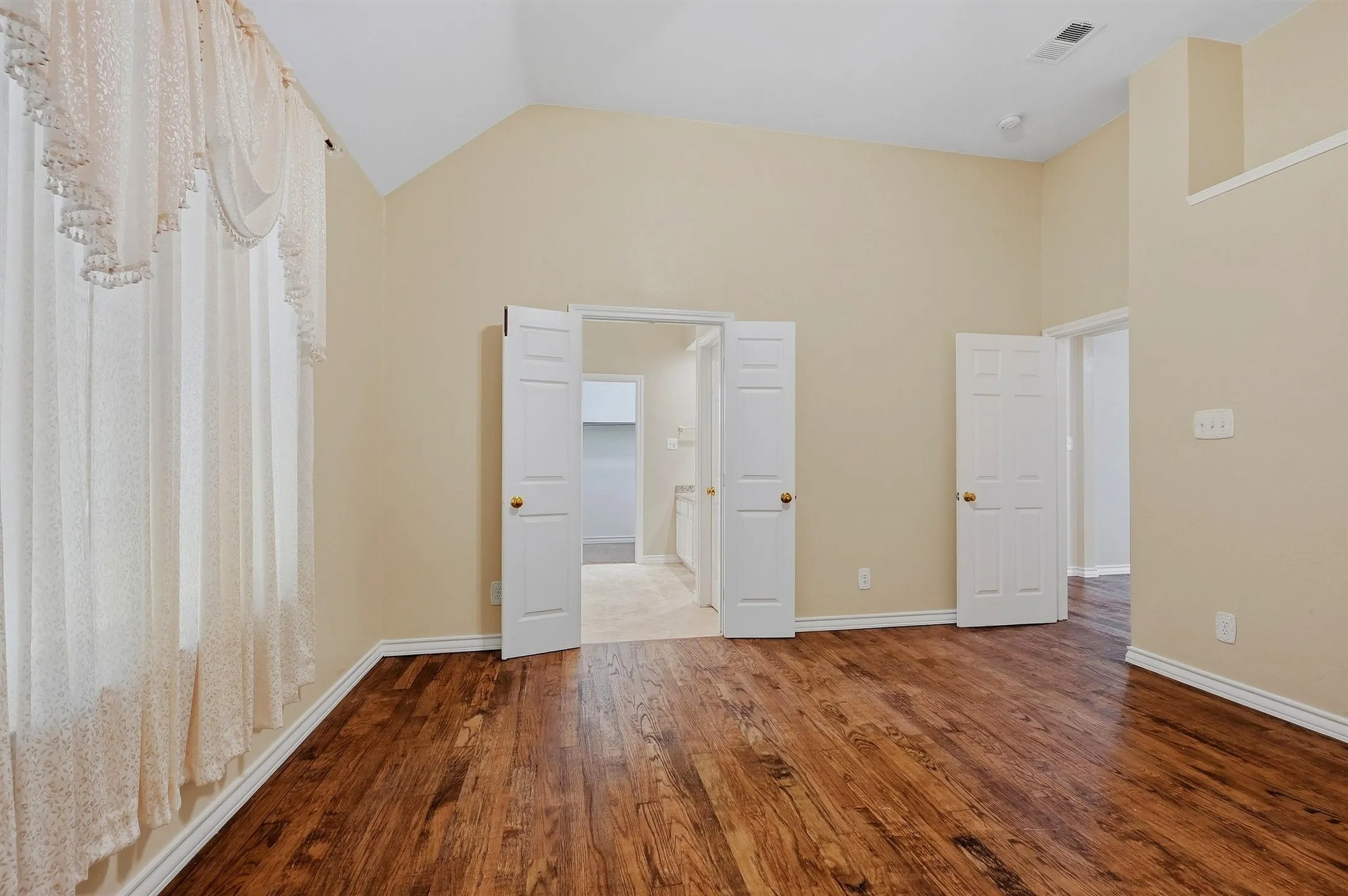 Single Family Residence For Sale in Denton County , 841 N Old Orchard Lane, Lewisville, Texas 75077, 4 Bedroom, 2 Bathroom, 2 Garage spaces, 1,811 Sqft, built in 1993, mls#21386267, Real Estate Agent in Lewisville, Homes For Sale in Denton county, Homes For Sale in Lewisville, Realtor in Lewisville Texas, Real Estate Brokerage Independent Realty Texas, Luminita Cordes Realtor