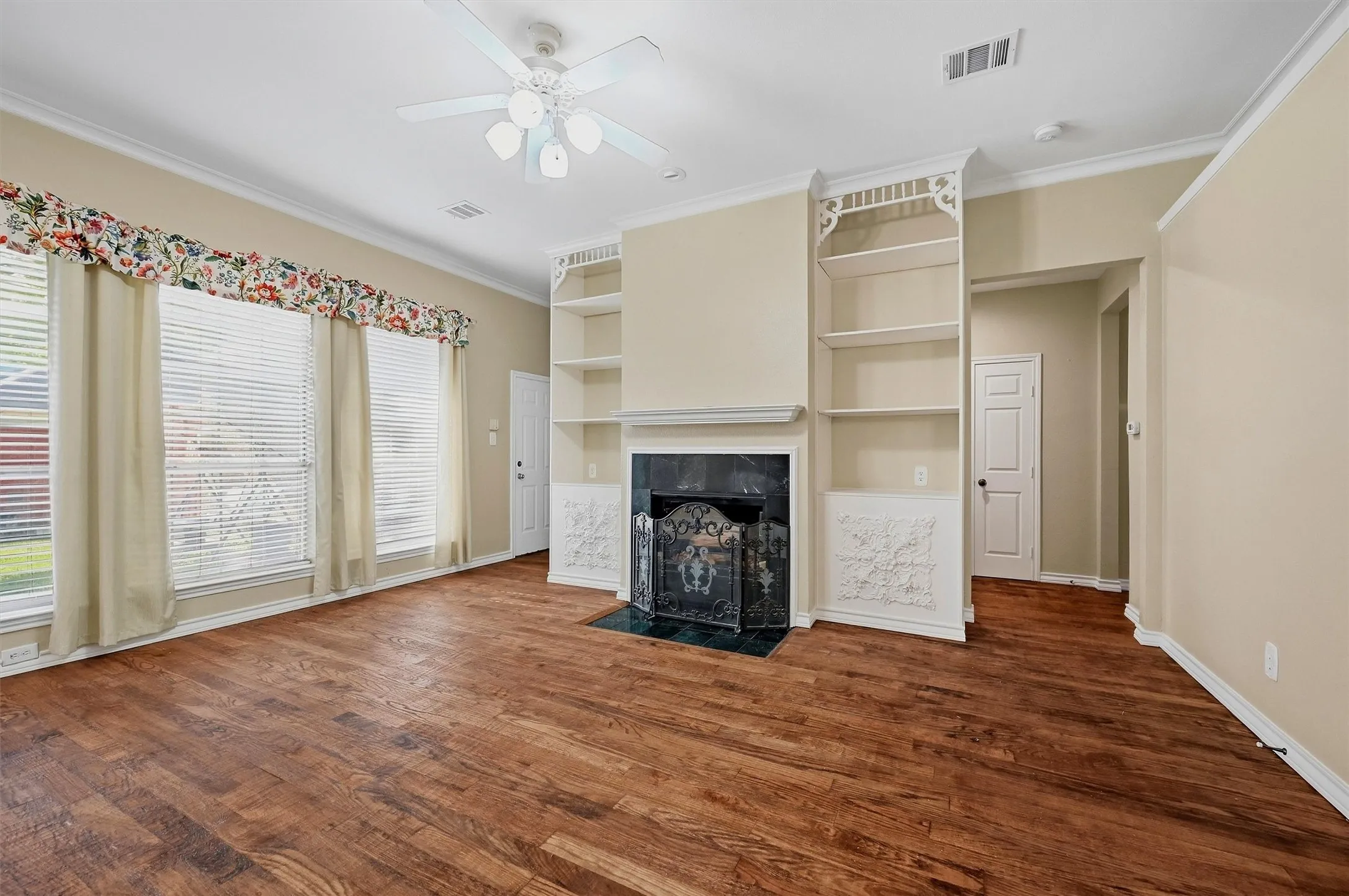 Single Family Residence For Sale in Denton County , 841 N Old Orchard Lane, Lewisville, Texas 75077, 4 Bedroom, 2 Bathroom, 2 Garage spaces, 1,811 Sqft, built in 1993, mls#21386267, Real Estate Agent in Lewisville, Homes For Sale in Denton county, Homes For Sale in Lewisville, Realtor in Lewisville Texas, Real Estate Brokerage Independent Realty Texas, Luminita Cordes Realtor