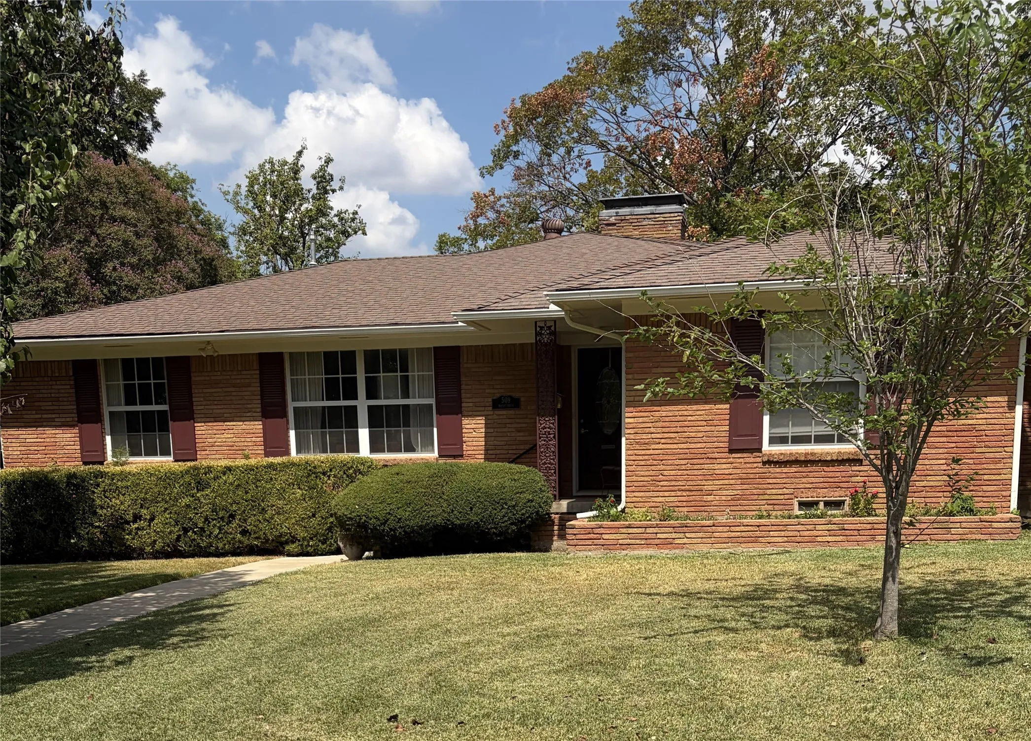 Single Family Residence For Sale in Dallas County , 509 Kathy Drive, Mesquite, Texas 75149, 3 Bedroom, 2 Bathroom, 2 Garage spaces, 1,797 Sqft, built in 1960, mls#21389263, Real Estate Agent in Mesquite, Homes For Sale in Dallas county, Homes For Sale in Mesquite, Realtor in Mesquite Texas, Real Estate Brokerage Independent Realty Texas, Luminita Cordes Realtor