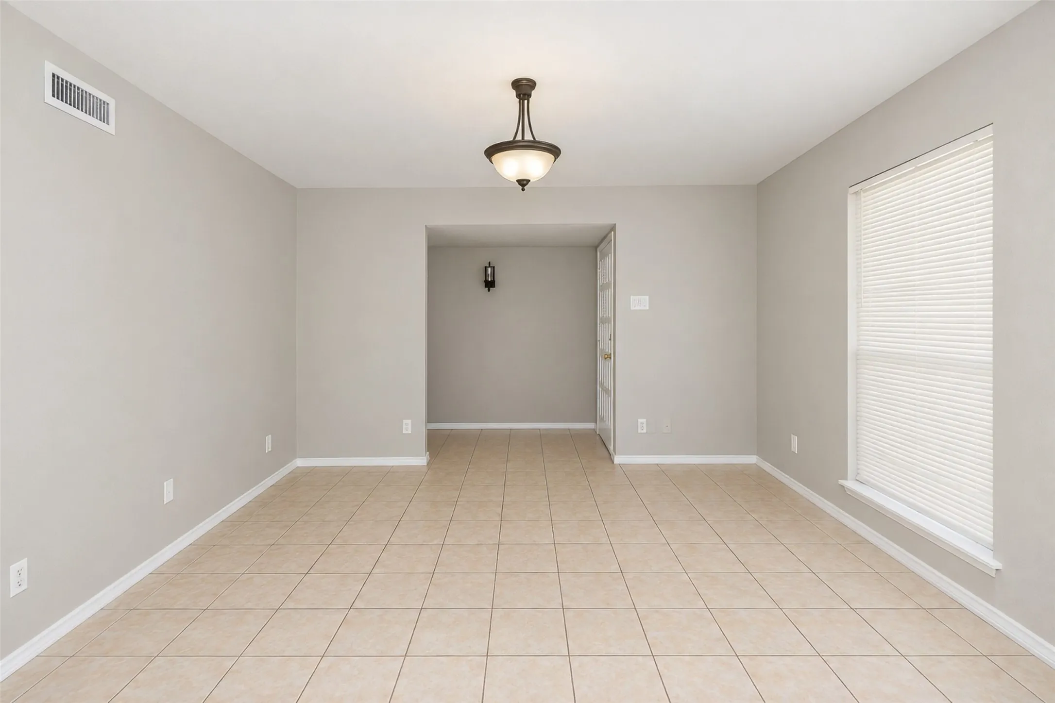 Single Family Residence For Rent in Collin County , 1204 W Spring Creek Parkway, Plano, Texas 75023, 3 Bedroom, 2 Bathroom, 2 Garage spaces, 1,601 Sqft, built in 1975, mls#21289099, Real Estate Agent in Plano, Homes For Rent in Collin county, Homes For Rent in Plano, Realtor in Plano Texas, Real Estate Brokerage Independent Realty Texas, Luminita Cordes Realtor