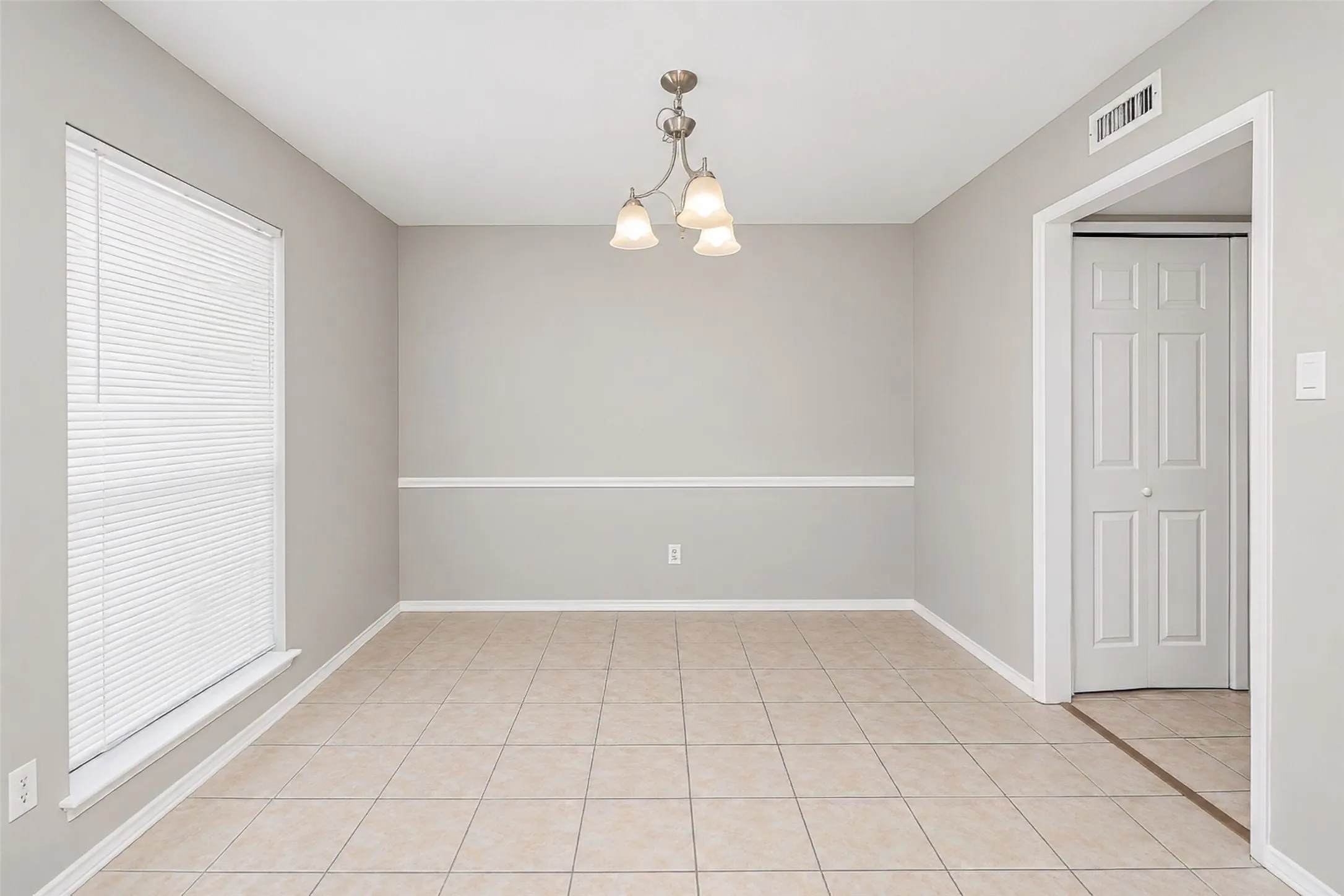 Single Family Residence For Rent in Collin County , 1204 W Spring Creek Parkway, Plano, Texas 75023, 3 Bedroom, 2 Bathroom, 2 Garage spaces, 1,601 Sqft, built in 1975, mls#21289099, Real Estate Agent in Plano, Homes For Rent in Collin county, Homes For Rent in Plano, Realtor in Plano Texas, Real Estate Brokerage Independent Realty Texas, Luminita Cordes Realtor