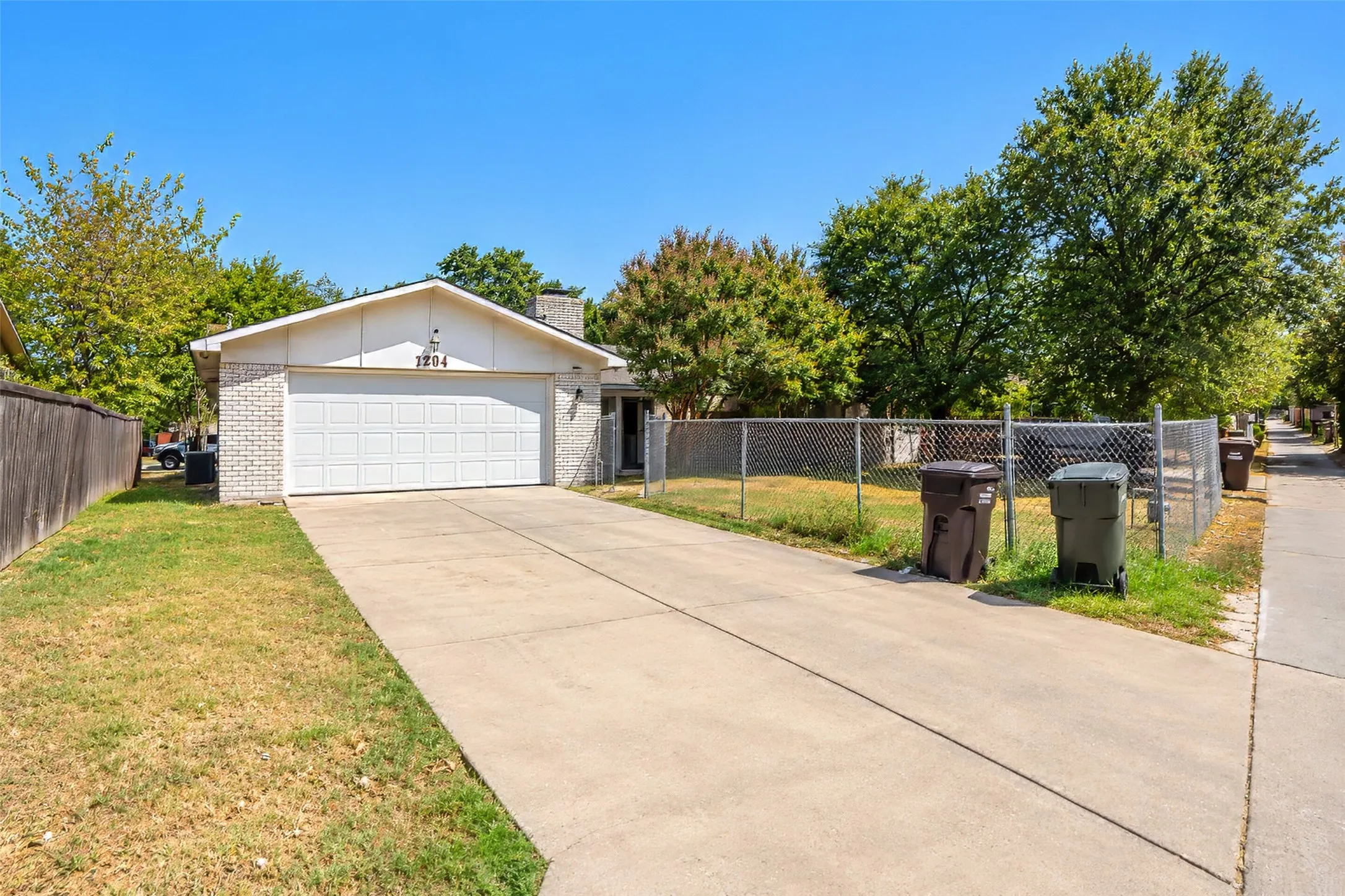 Single Family Residence For Rent in Collin County , 1204 W Spring Creek Parkway, Plano, Texas 75023, 3 Bedroom, 2 Bathroom, 2 Garage spaces, 1,601 Sqft, built in 1975, mls#21289099, Real Estate Agent in Plano, Homes For Rent in Collin county, Homes For Rent in Plano, Realtor in Plano Texas, Real Estate Brokerage Independent Realty Texas, Luminita Cordes Realtor