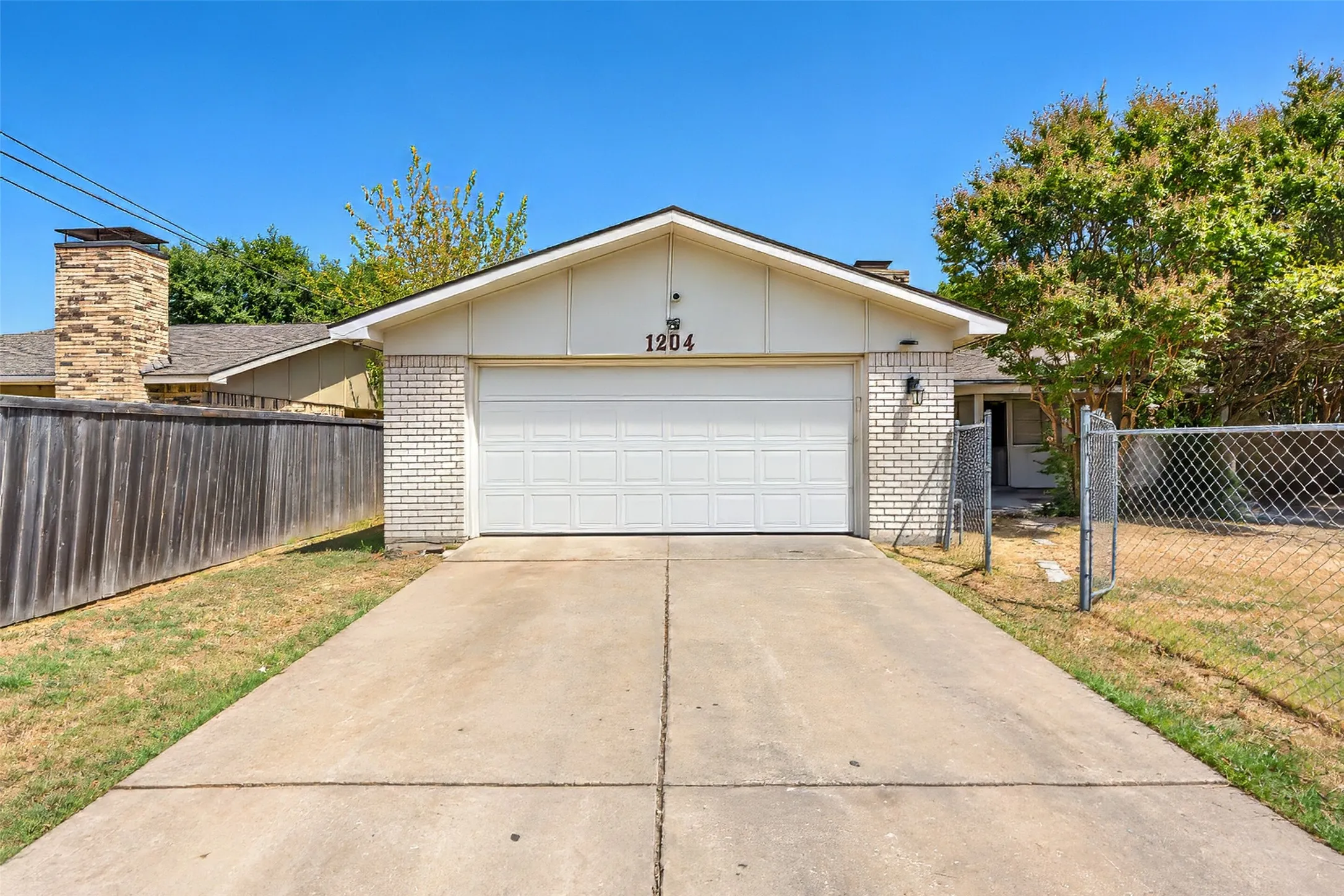 Single Family Residence For Rent in Collin County , 1204 W Spring Creek Parkway, Plano, Texas 75023, 3 Bedroom, 2 Bathroom, 2 Garage spaces, 1,601 Sqft, built in 1975, mls#21289099, Real Estate Agent in Plano, Homes For Rent in Collin county, Homes For Rent in Plano, Realtor in Plano Texas, Real Estate Brokerage Independent Realty Texas, Luminita Cordes Realtor