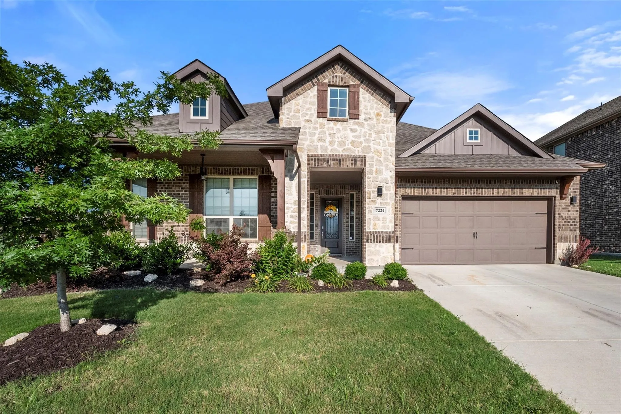 Single Family Residence For Sale in Tarrant County , 7224 Fallen Crest Lane, Arlington, Texas 76001, 4 Bedroom, 4 Bathroom, 2 Garage spaces, 2,680 Sqft, built in 2020, mls#21389326, Real Estate Agent in Arlington, Homes For Sale in Tarrant county, Homes For Sale in Arlington, Realtor in Arlington Texas, Real Estate Brokerage Independent Realty Texas, Luminita Cordes Realtor