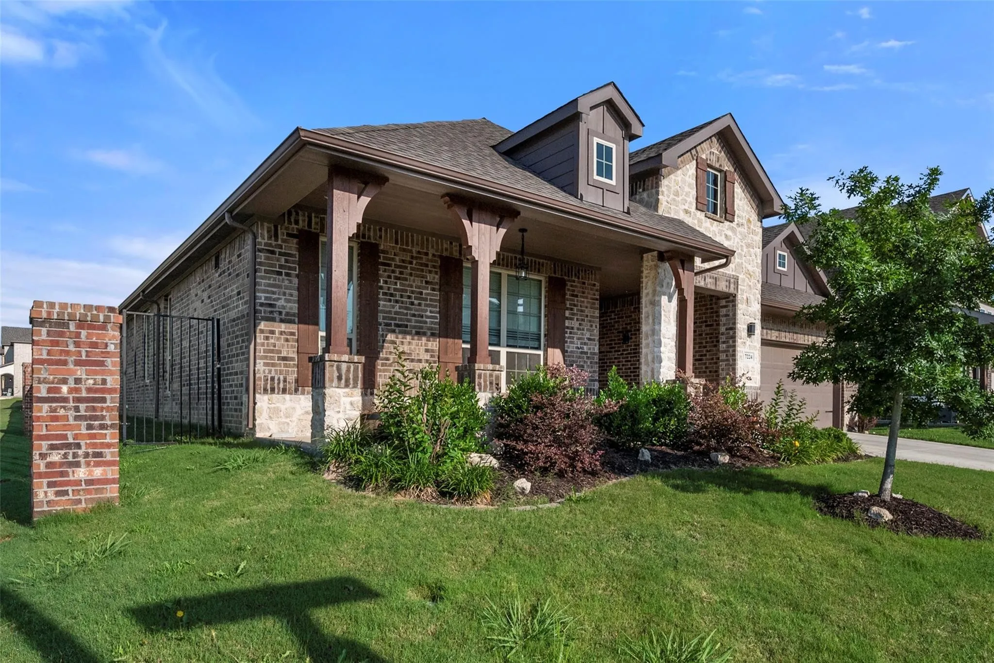 Single Family Residence For Sale in Tarrant County , 7224 Fallen Crest Lane, Arlington, Texas 76001, 4 Bedroom, 4 Bathroom, 2 Garage spaces, 2,680 Sqft, built in 2020, mls#21389326, Real Estate Agent in Arlington, Homes For Sale in Tarrant county, Homes For Sale in Arlington, Realtor in Arlington Texas, Real Estate Brokerage Independent Realty Texas, Luminita Cordes Realtor