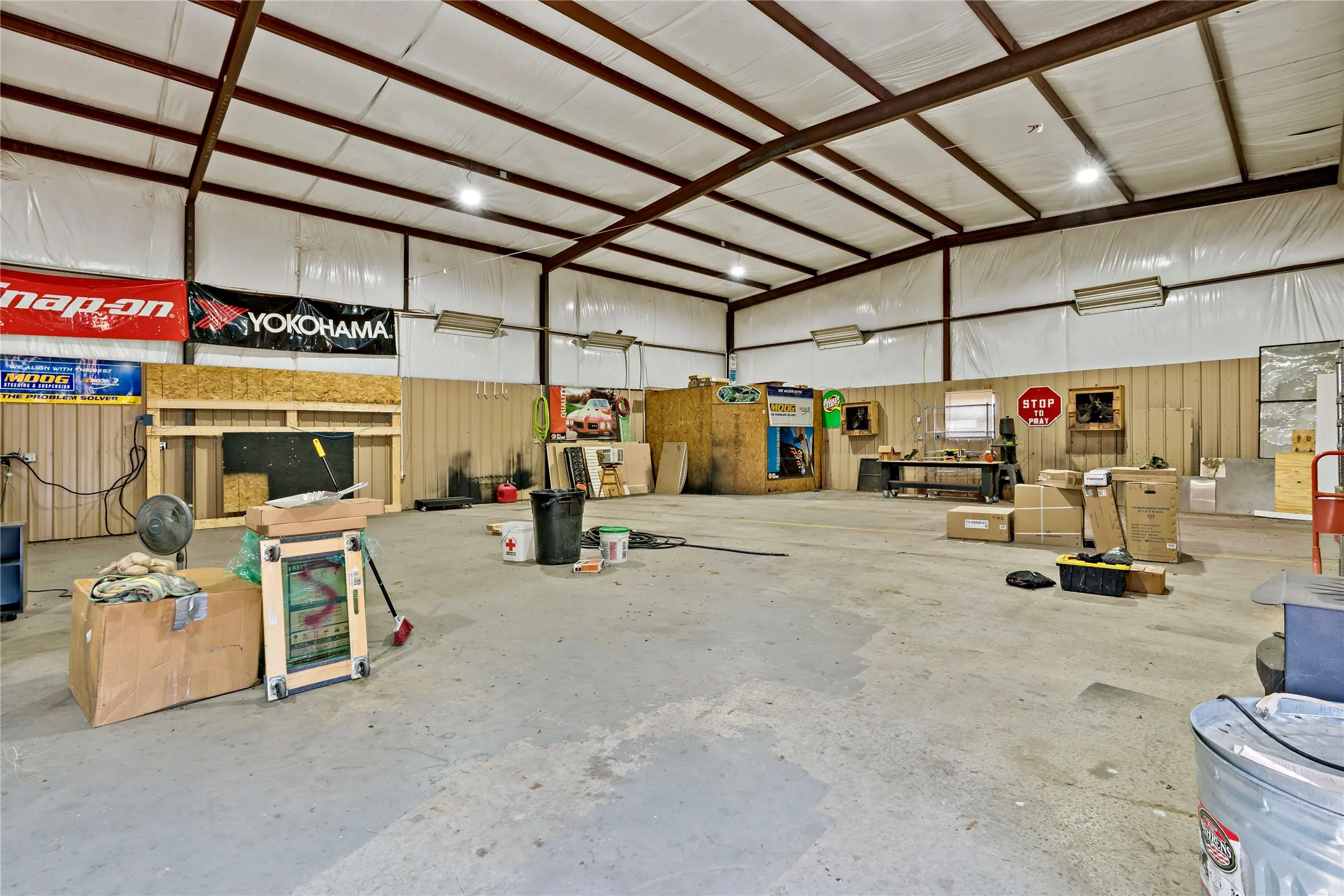 Single Family Residence For Sale in Lamar County , 412 County Road 34020, Brookston, Texas 75421, 4 Bedroom, 3 Bathroom, Garage spaces, 2,280 Sqft, built in 1995, mls#21389010, Real Estate Agent in Brookston, Homes For Sale in Lamar county, Homes For Sale in Brookston, Realtor in Brookston Texas, Real Estate Brokerage Independent Realty Texas, Luminita Cordes Realtor