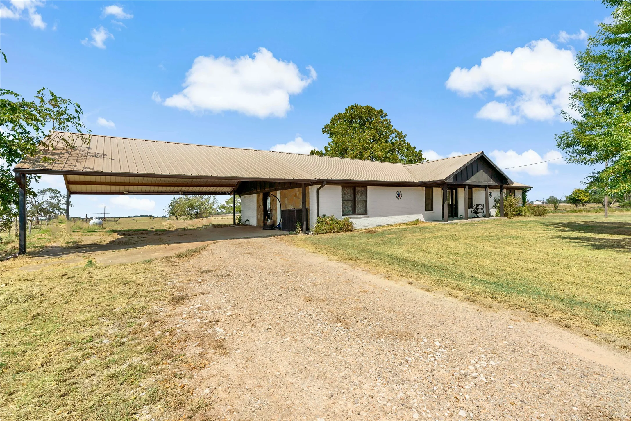Single Family Residence For Sale in Lamar County , 412 County Road 34020, Brookston, Texas 75421, 4 Bedroom, 3 Bathroom, Garage spaces, 2,280 Sqft, built in 1995, mls#21389010, Real Estate Agent in Brookston, Homes For Sale in Lamar county, Homes For Sale in Brookston, Realtor in Brookston Texas, Real Estate Brokerage Independent Realty Texas, Luminita Cordes Realtor