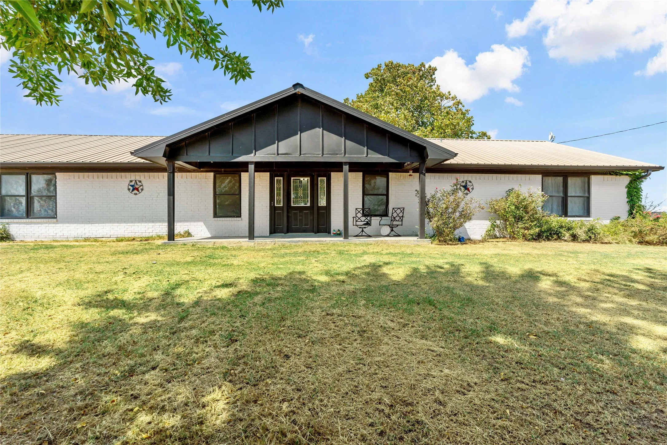 Single Family Residence For Sale in Lamar County , 412 County Road 34020, Brookston, Texas 75421, 4 Bedroom, 3 Bathroom, Garage spaces, 2,280 Sqft, built in 1995, mls#21389010, Real Estate Agent in Brookston, Homes For Sale in Lamar county, Homes For Sale in Brookston, Realtor in Brookston Texas, Real Estate Brokerage Independent Realty Texas, Luminita Cordes Realtor