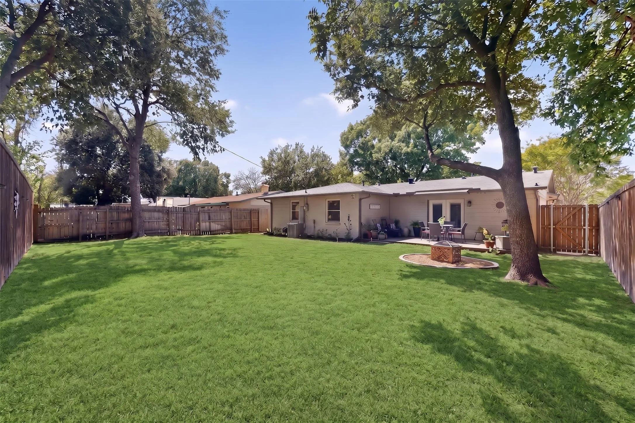 Single Family Residence For Sale in Dallas County , 8632 Kingspoint Drive, Dallas, Texas 75238, 4 Bedroom, 2 Bathroom, 2 Garage spaces, 1,476 Sqft, built in 1963, mls#21387709, Real Estate Agent in Dallas, Homes For Sale in Dallas county, Homes For Sale in Dallas, Realtor in Dallas Texas, Real Estate Brokerage Independent Realty Texas, Luminita Cordes Realtor