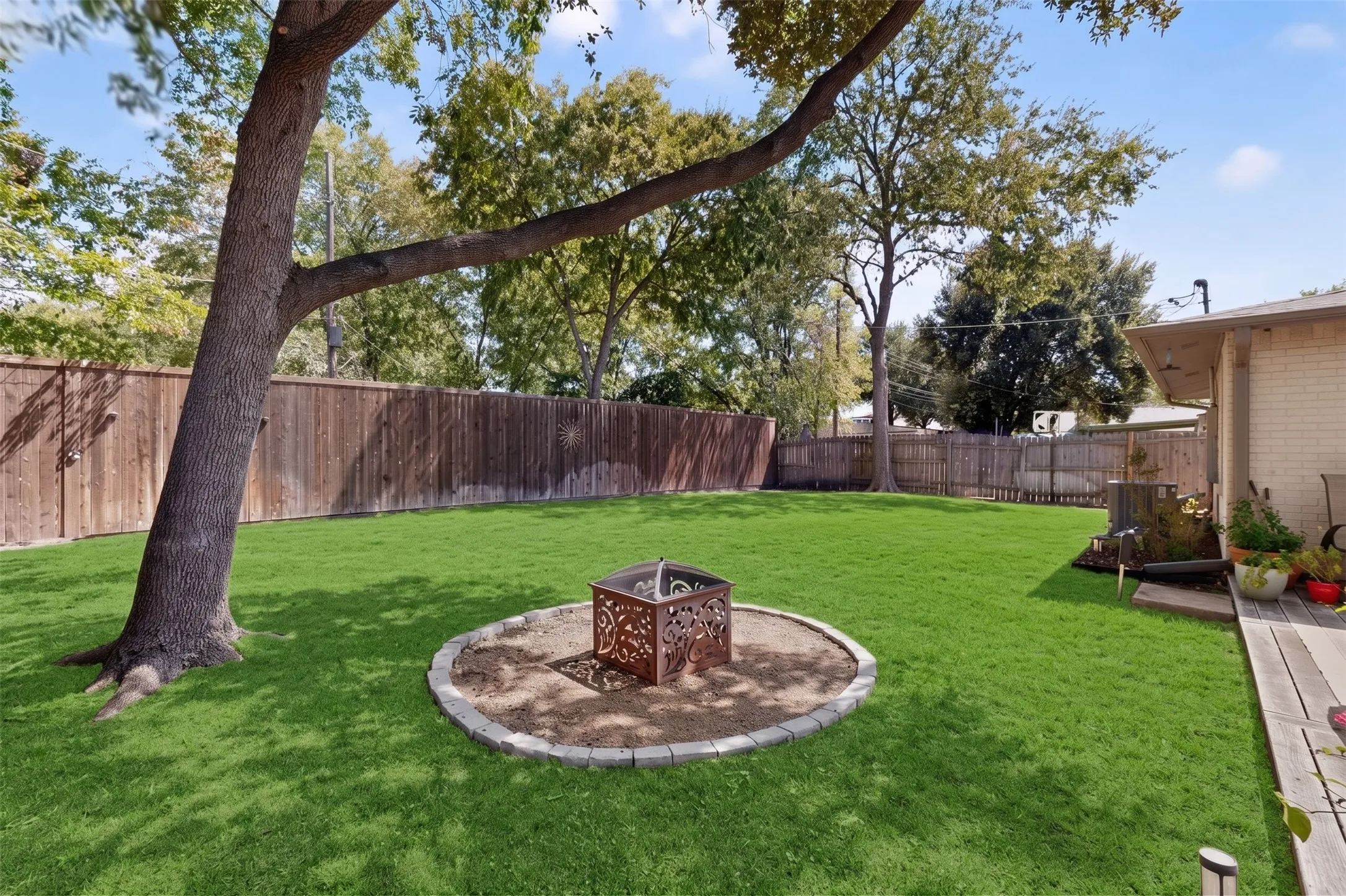 Single Family Residence For Sale in Dallas County , 8632 Kingspoint Drive, Dallas, Texas 75238, 4 Bedroom, 2 Bathroom, 2 Garage spaces, 1,476 Sqft, built in 1963, mls#21387709, Real Estate Agent in Dallas, Homes For Sale in Dallas county, Homes For Sale in Dallas, Realtor in Dallas Texas, Real Estate Brokerage Independent Realty Texas, Luminita Cordes Realtor