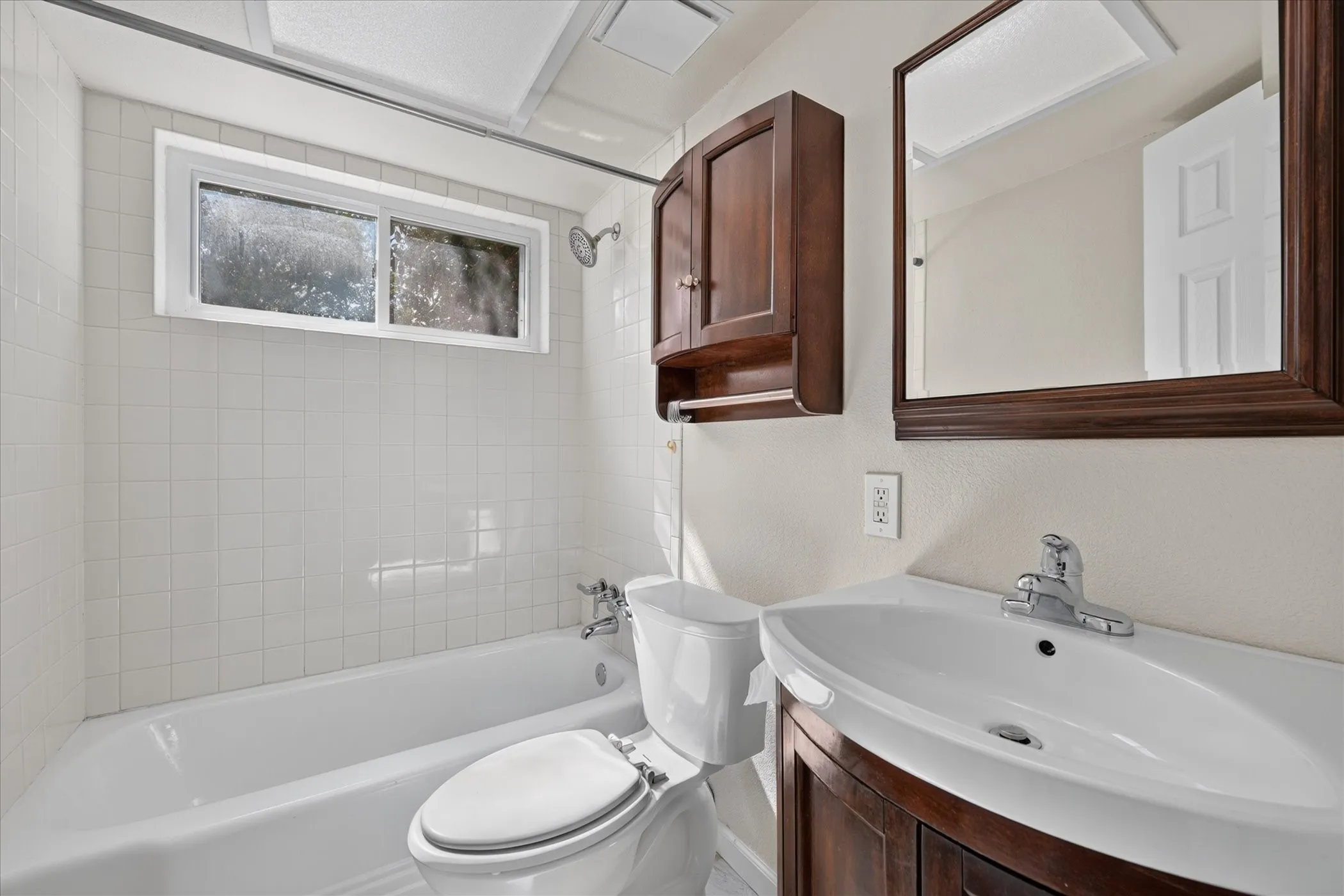 Main Bathroom with Tub shower combo