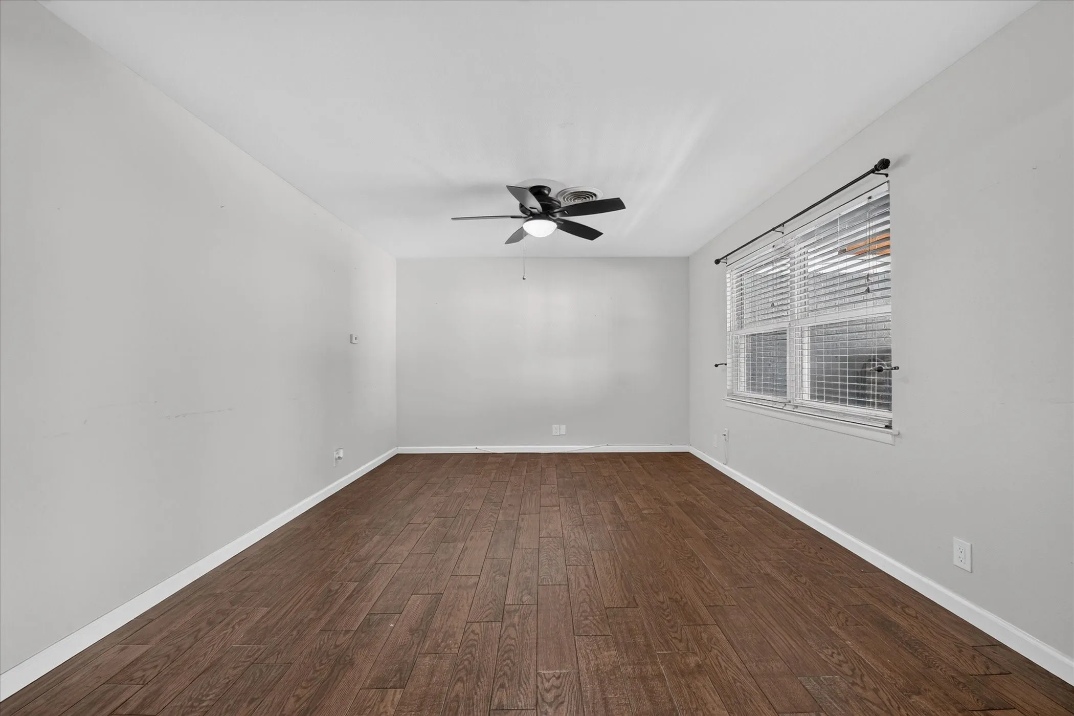 Living room with wood-look porcelain floor